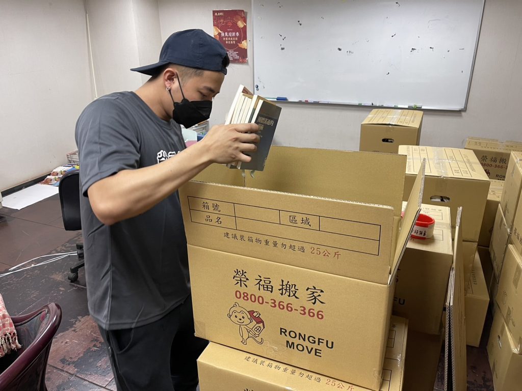 公司行號搬遷如何一日內快速有效率,完成企業搬家服務;除了公司搬遷前自行打包也可委託搬家公司搬遷時進行打包作業及OA屏風辦公室設備拆裝服務。
