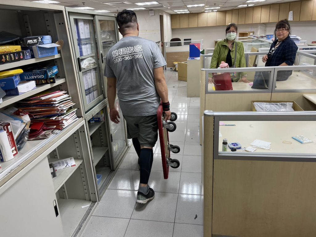 公司行號搬遷如何一日內快速有效率,完成企業搬家服務;除了公司搬遷前自行打包也可委託搬家公司搬遷時進行打包作業及OA屏風辦公室設備拆裝服務。