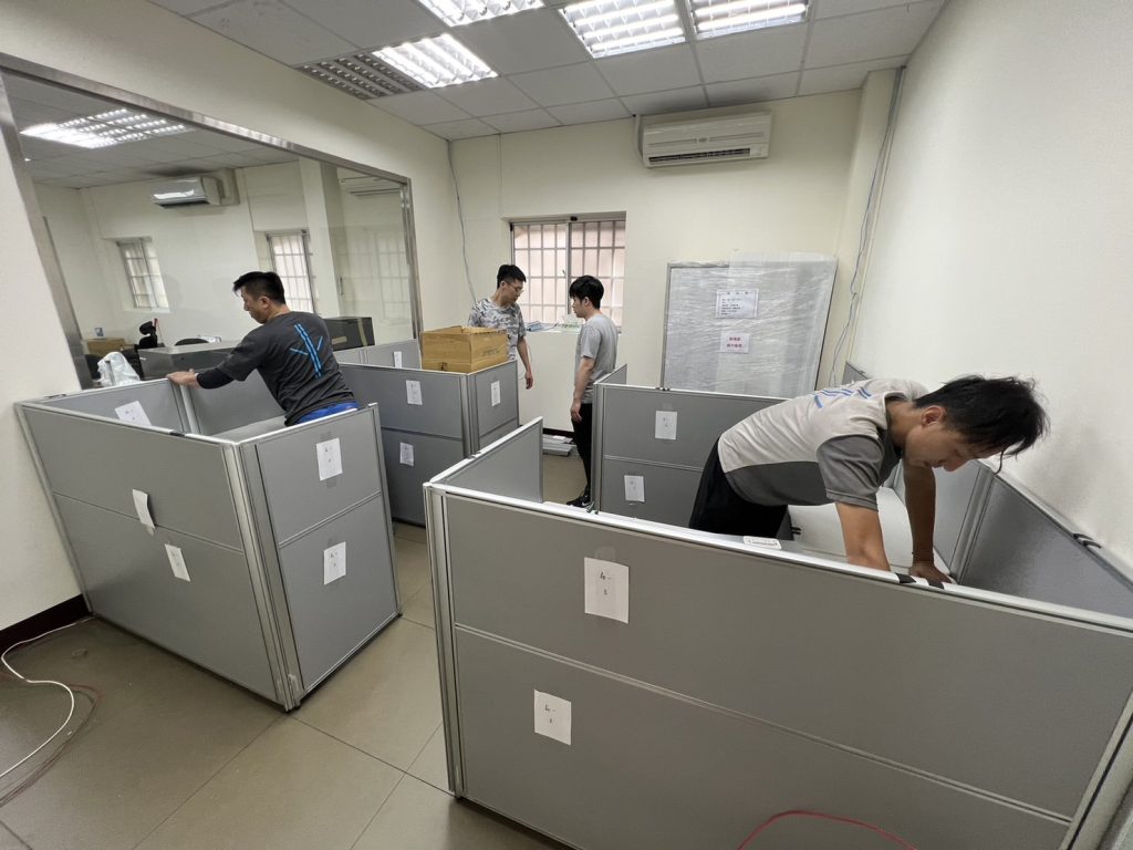 公司行號搬遷如何一日內快速有效率,完成企業搬家服務;除了公司搬遷前自行打包也可委託搬家公司搬遷時進行打包作業及OA屏風辦公室設備拆裝服務。