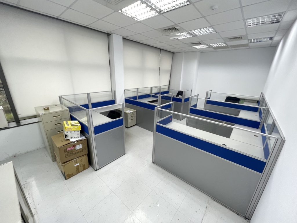 公司行號搬遷如何一日內快速有效率,完成企業搬家服務;除了公司搬遷前自行打包也可委託搬家公司搬遷時進行打包作業及OA屏風辦公室設備拆裝服務。