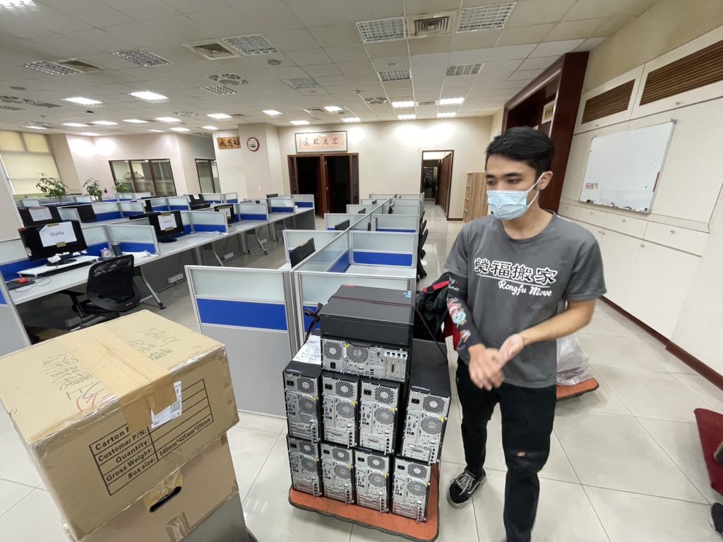 公司行號搬遷如何一日內快速有效率,完成企業搬家服務;除了公司搬遷前自行打包也可委託搬家公司搬遷時進行打包作業及OA屏風辦公室設備拆裝服務。