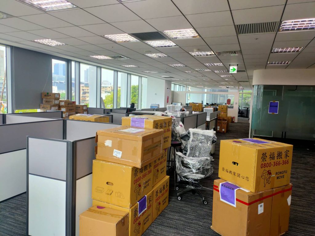 【榮福搬家公司】台北搬公司行號、南港搬公司行號、新北搬公司行號、雙北搬公司行號、中永和搬公司行號、板橋搬公司行號、基隆搬公司行號、五股搬公司行號、桃園搬公司行號、專人到公司打包整理推薦搬運辦公桌、文件資料櫃搬運、書櫃資料櫃搬運、辦公椅、搬資料櫃、辦公室遷移、搬會客桌、碎紙機、印表機、搬玻璃櫥白板、文件收納櫃拆組裝、書櫃拆組裝事務機搬運、搬電腦設備、個人辦公室搬遷、事務所搬遷、律師事務所搬遷、公司行號搬遷、政府機關搬遷、學校單位搬遷、辦公室專人打包裝箱、辦公文件專人打包裝箱分類、搬家紙箱、搬鐵櫃、搬保密文件、保密文件銷毀、搬工計時、搬工服務、人力搬運,針對顧客都秉持以用心實在專業搬家技巧,搬家實在用心值得您的信賴與選擇。歡迎來電咨詢02-2651-2727,榮福搬家有專員立即為您服務。