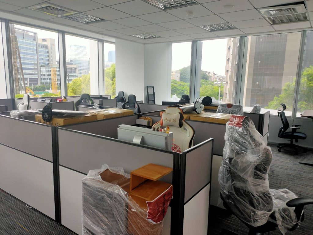 公司行號搬遷如何一日內快速有效率,完成企業搬家服務;除了公司搬遷前自行打包也可委託搬家公司搬遷時進行打包作業及OA屏風辦公室設備拆裝服務。