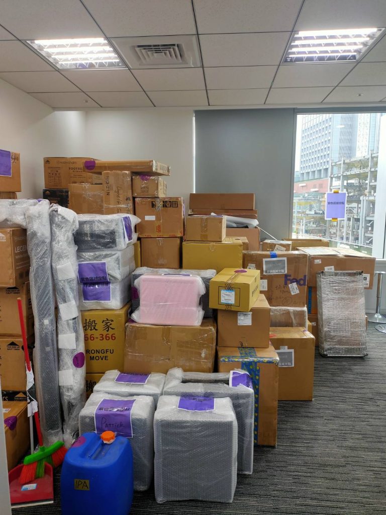 【榮福搬家公司】台北搬公司行號、南港搬公司行號、新北搬公司行號、雙北搬公司行號、中永和搬公司行號、板橋搬公司行號、基隆搬公司行號、五股搬公司行號、桃園搬公司行號、專人到公司打包整理推薦搬運辦公桌、文件資料櫃搬運、書櫃資料櫃搬運、辦公椅、搬資料櫃、辦公室遷移、搬會客桌、碎紙機、印表機、搬玻璃櫥白板、文件收納櫃拆組裝、書櫃拆組裝事務機搬運、搬電腦設備、個人辦公室搬遷、事務所搬遷、律師事務所搬遷、公司行號搬遷、政府機關搬遷、學校單位搬遷、辦公室專人打包裝箱、辦公文件專人打包裝箱分類、搬家紙箱、搬鐵櫃、搬保密文件、保密文件銷毀、搬工計時、搬工服務、人力搬運,針對顧客都秉持以用心實在專業搬家技巧,搬家實在用心值得您的信賴與選擇。歡迎來電咨詢02-2651-2727,榮福搬家有專員立即為您服務。