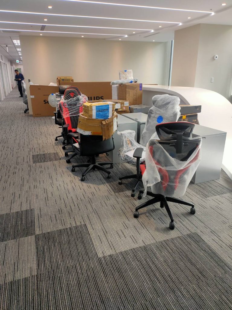 【榮福搬家公司】台北搬公司行號、南港搬公司行號、新北搬公司行號、雙北搬公司行號、中永和搬公司行號、板橋搬公司行號、基隆搬公司行號、五股搬公司行號、桃園搬公司行號、專人到公司打包整理推薦搬運辦公桌、文件資料櫃搬運、書櫃資料櫃搬運、辦公椅、搬資料櫃、辦公室遷移、搬會客桌、碎紙機、印表機、搬玻璃櫥白板、文件收納櫃拆組裝、書櫃拆組裝事務機搬運、搬電腦設備、個人辦公室搬遷、事務所搬遷、律師事務所搬遷、公司行號搬遷、政府機關搬遷、學校單位搬遷、辦公室專人打包裝箱、辦公文件專人打包裝箱分類、搬家紙箱、搬鐵櫃、搬保密文件、保密文件銷毀、搬工計時、搬工服務、人力搬運,針對顧客都秉持以用心實在專業搬家技巧,搬家實在用心值得您的信賴與選擇。歡迎來電咨詢02-2651-2727,榮福搬家有專員立即為您服務。