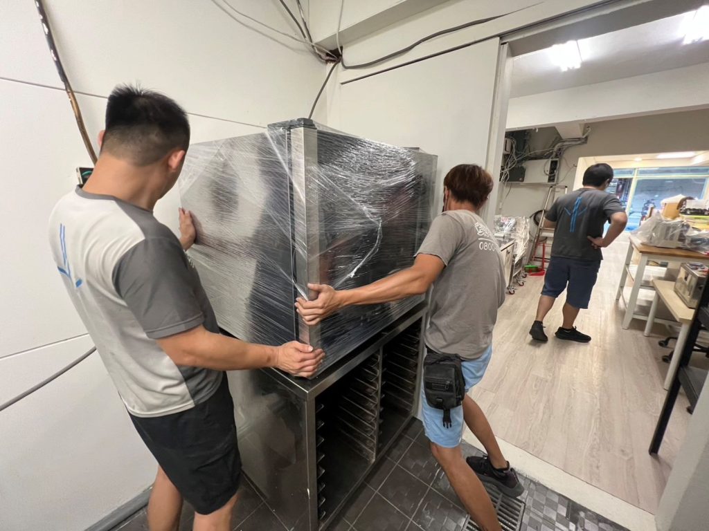 店面搬遷推薦【榮福搬家公司】搬生財器具、搬冷凍櫃、搬冷藏冰箱、搬蛋糕櫃、搬冷藏工作臺、搬臥式冷凍櫃、搬工作檯、搬營業用蒸烤箱、百貨公司進撤櫃、專櫃進撤櫃、企業搬運服務、搬公司行號、廠房遷移、公司行號搬遷、百貨專櫃遷移、學校單位搬遷、大型設備搬遷、搬大型廚房設備、中央廚房搬遷、搬營業用冰箱、搬營業用製冰機、三層營業用烤箱搬運、人力搬運,針對顧客都秉持以用心實在專業搬家技巧,搬家實在用心值得您的信賴與選擇。歡迎來電咨詢02-2651-2727,榮福搬家有專員立即為您服務。