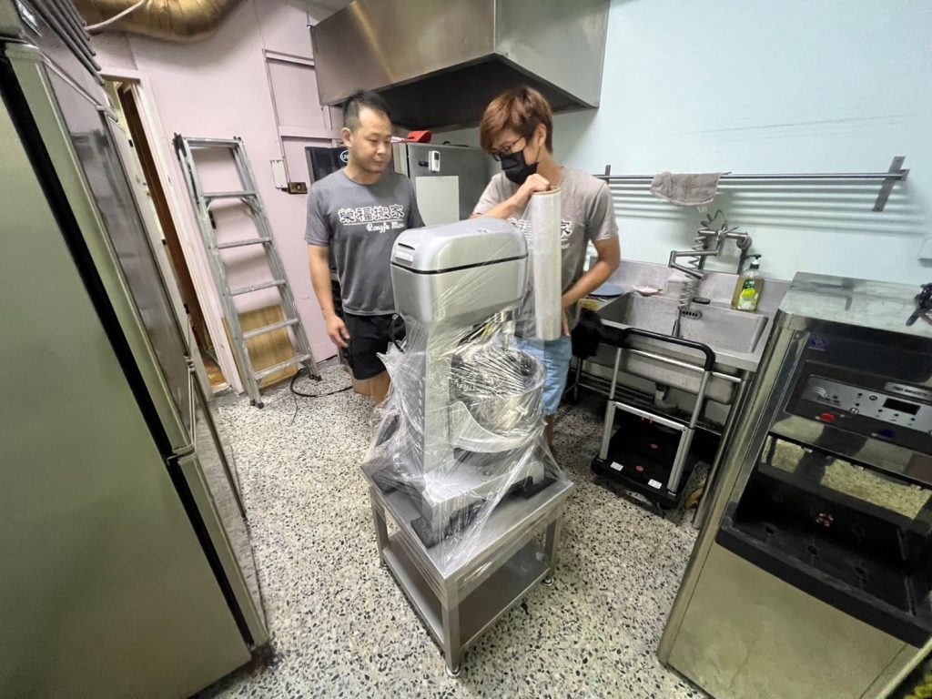 店面搬遷推薦【榮福搬家公司】搬生財器具、搬冷凍櫃、搬冷藏冰箱、搬蛋糕櫃、搬冷藏工作臺、搬臥式冷凍櫃、搬工作檯、搬營業用蒸烤箱、百貨公司進撤櫃、專櫃進撤櫃、企業搬運服務、搬公司行號、廠房遷移、公司行號搬遷、百貨專櫃遷移、學校單位搬遷、大型設備搬遷、搬大型廚房設備、中央廚房搬遷、搬營業用冰箱、搬營業用製冰機、三層營業用烤箱搬運、人力搬運,針對顧客都秉持以用心實在專業搬家技巧,搬家實在用心值得您的信賴與選擇。歡迎來電咨詢02-2651-2727,榮福搬家有專員立即為您服務。
