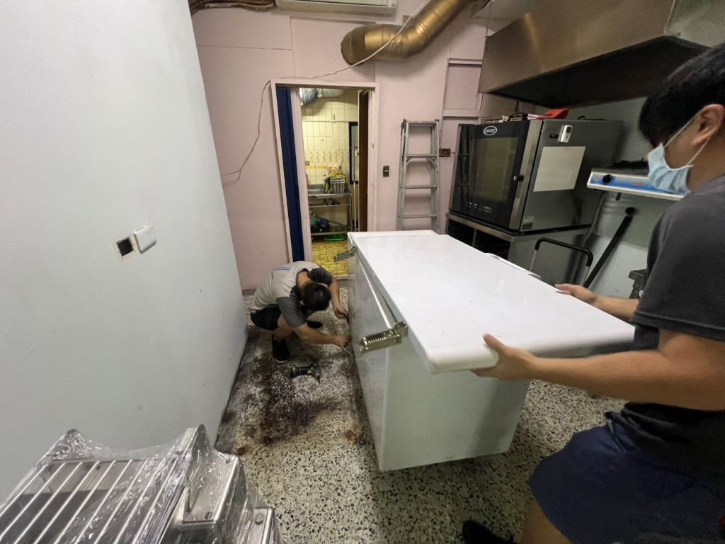 店面搬遷推薦【榮福搬家公司】搬生財器具、搬冷凍櫃、搬冷藏冰箱、搬蛋糕櫃、搬冷藏工作臺、搬臥式冷凍櫃、搬工作檯、搬營業用蒸烤箱、百貨公司進撤櫃、專櫃進撤櫃、企業搬運服務、搬公司行號、廠房遷移、公司行號搬遷、百貨專櫃遷移、學校單位搬遷、大型設備搬遷、搬大型廚房設備、中央廚房搬遷、搬營業用冰箱、搬營業用製冰機、三層營業用烤箱搬運、人力搬運,針對顧客都秉持以用心實在專業搬家技巧,搬家實在用心值得您的信賴與選擇。歡迎來電咨詢02-2651-2727,榮福搬家有專員立即為您服務。