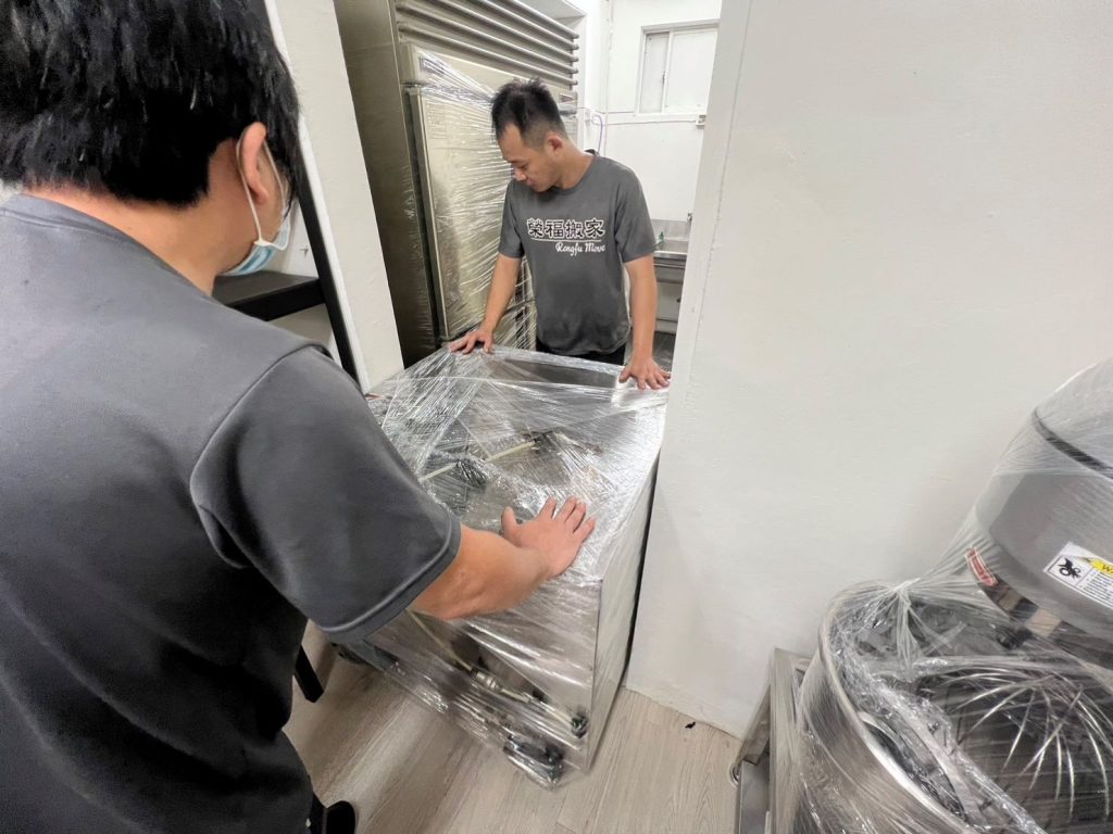 店面搬遷推薦【榮福搬家公司】搬生財器具、搬冷凍櫃、搬冷藏冰箱、搬蛋糕櫃、搬冷藏工作臺、搬臥式冷凍櫃、搬工作檯、搬營業用蒸烤箱、百貨公司進撤櫃、專櫃進撤櫃、企業搬運服務、搬公司行號、廠房遷移、公司行號搬遷、百貨專櫃遷移、學校單位搬遷、大型設備搬遷、搬大型廚房設備、中央廚房搬遷、搬營業用冰箱、搬營業用製冰機、三層營業用烤箱搬運、人力搬運,針對顧客都秉持以用心實在專業搬家技巧,搬家實在用心值得您的信賴與選擇。歡迎來電咨詢02-2651-2727,榮福搬家有專員立即為您服務。