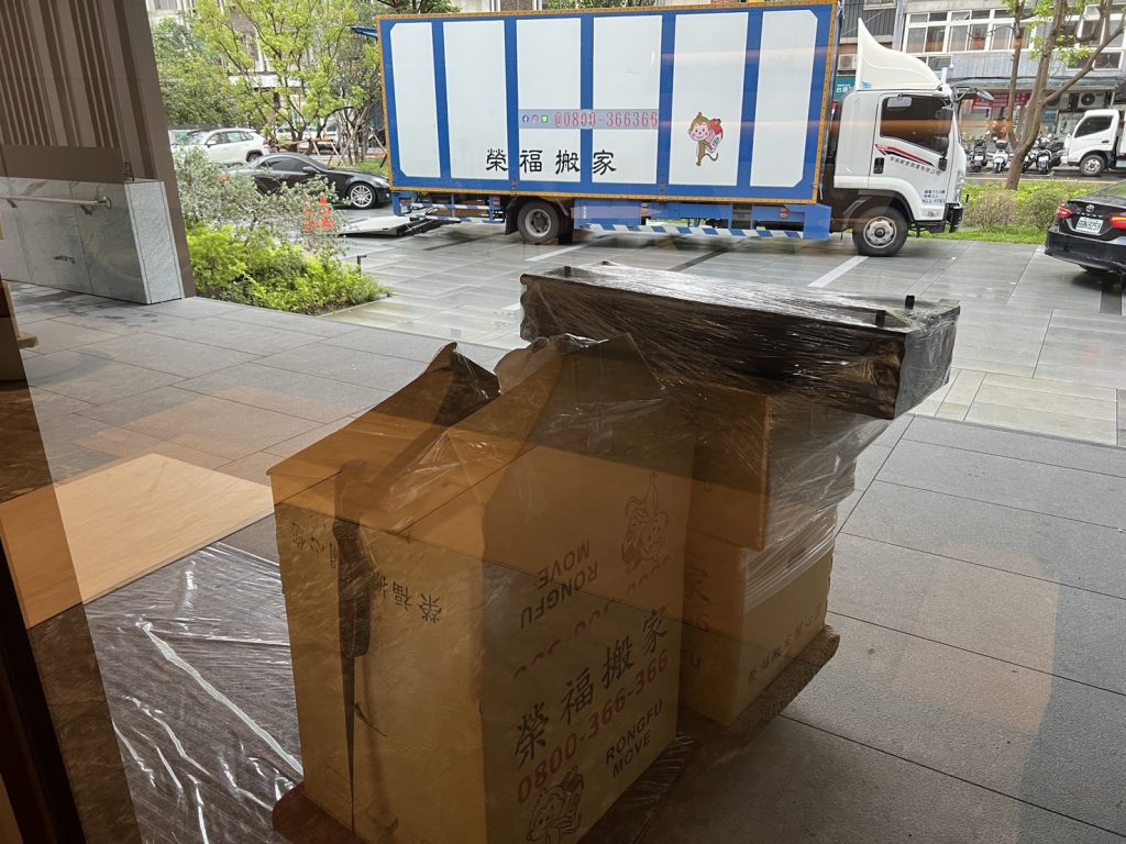 榮福搬家大車搬運能一次有效快速堆疊業者及客戶辦公設備及大型家具。