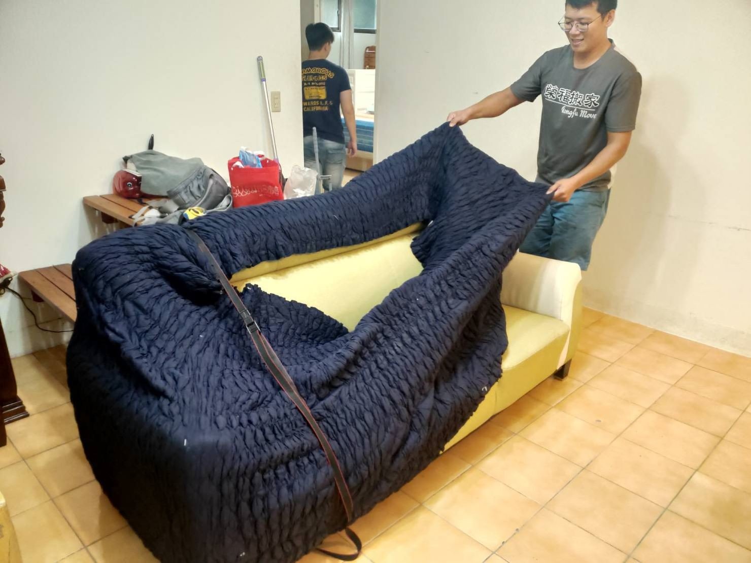 搬冰箱【榮福搬家公司】台北搬家、家庭搬家、搬家、新北搬家、搬家首選、搬家公司推薦:優質搬家,包裝搬運「細膩包裝、專業搬運、用心服務、以客為尊」是榮福搬家公司的宗旨與精神。店面搬遷、雜貨店搬遷,歡迎立即來電02-2651-2727專人服務。 搬冰箱【榮福搬家公司】台北搬家、家庭搬家、搬家、新北搬家、搬家首選、搬家公司推薦:優質搬家,包裝搬運「細膩包裝、專業搬運、用心服務、以客為尊」是榮福搬家公司的宗旨與精神。店面搬遷、雜貨店搬遷,歡迎立即來電02-2651-2727專人服務。