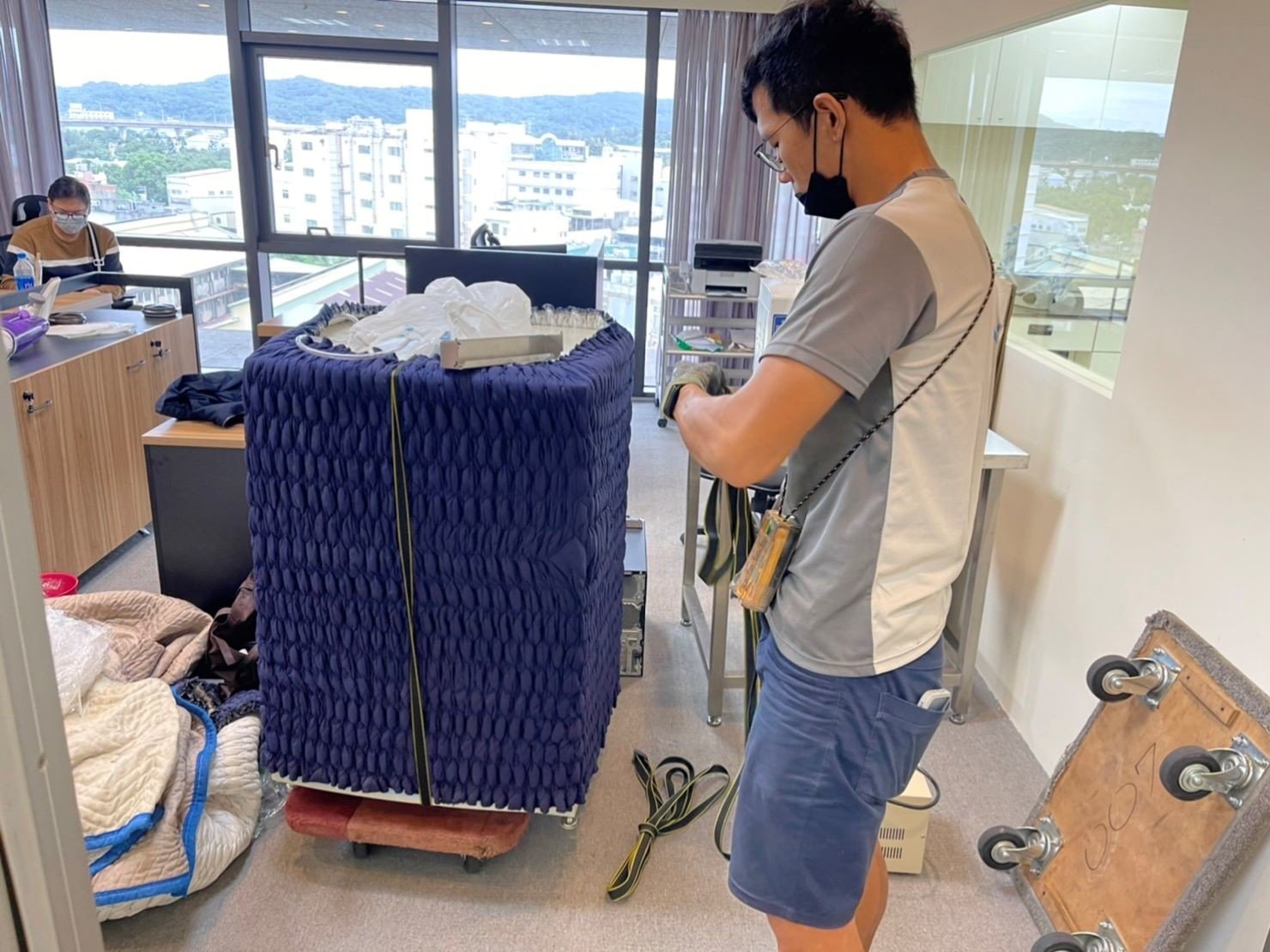特殊重物搬運、專搬重物、特殊搬運、搬生醫設備【榮福搬家公司】跨縣市搬家、搬工計時、人工搬運、搬直立式冷凍櫃、搬超低溫冰箱、負86度超低溫冰箱搬運、營業用冰箱搬運、搬機械設備、各式機台搬運、精密儀器、臥室工作檯冰箱、實驗室設備、廚房大型設備搬運、搬營業用製冰機、廠房遷移、店面搬遷,實驗室搬遷、搬家首選、吊車吊掛搬運、吊家具搬運、台北搬家公司推薦:大台北搬家,精緻包裝搬運「細膩包裝、專業搬運、用心服務、以客為尊」是榮福搬家公司的宗旨與精神。歡迎立即來電02-2651-2727專人服務。 特殊重物搬運、專搬重物、特殊搬運、搬生醫設備【榮福搬家公司】跨縣市搬家、搬工計時、人工搬運、搬直立式冷凍櫃、搬超低溫冰箱、負86度超低溫冰箱搬運、營業用冰箱搬運、搬機械設備、各式機台搬運、精密儀器、臥室工作檯冰箱、實驗室設備、廚房大型設備搬運、搬營業用製冰機、廠房遷移、店面搬遷,實驗室搬遷、搬家首選、吊車吊掛搬運、吊家具搬運、台北搬家公司推薦:大台北搬家,精緻包裝搬運「細膩包裝、專業搬運、用心服務、以客為尊」是榮福搬家公司的宗旨與精神。歡迎立即來電02-2651-2727專人服務。