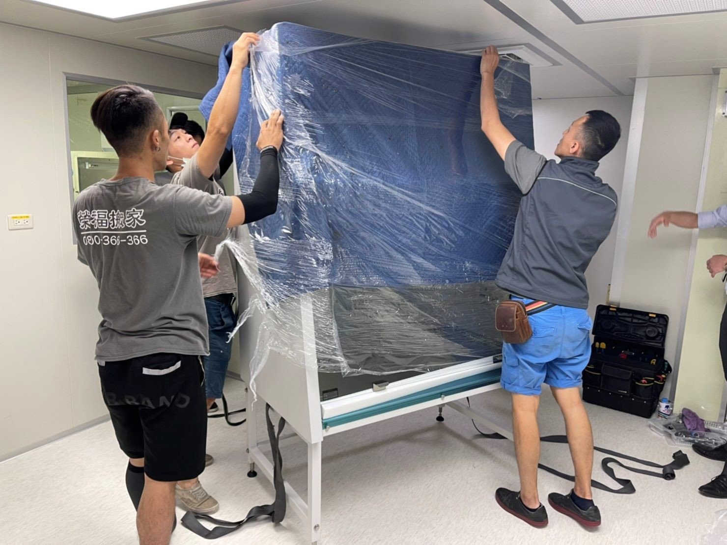 搬生物安全櫃無菌操作台、搬生醫設備、搬重物【榮福搬家公司】搬精密儀器、實驗室大型設備搬運、搬直立式冷凍櫃、搬培養箱、搬煙燻指紋箱、搬帳篷測濕儀、搬藥品冷藏櫃、石墩搬運、搬超低溫冷凍櫃、搬石頭桌椅、搬洗衣機、搬披薩窯、精搬金庫、搬保險櫃、精搬魚缸、精搬鋼琴、搬茶葉乾燥機、搬雷射雕刻切割機、跨縣市搬家、搬工計時、人力搬運、搬運、實驗室遷移、搬營業用冰箱、實驗室特殊儀器搬運、搬家首選、吊掛搬運、吊家具搬運、特殊重物搬運、生物科技儀器設備、專搬重物、新北搬家推薦、搬家公司、基隆搬家、南港搬家、桃園搬家公司、台北搬家公司推薦:大台北搬家,精緻包裝搬運「細膩包裝、專業搬運、用心服務、以客為尊」是榮福搬家公司的宗旨與精神。歡迎立即來電02-2651-2727專人服務。 搬生物安全櫃無菌操作台、搬生醫設備、搬重物【榮福搬家公司】搬精密儀器、實驗室大型設備搬運、搬直立式冷凍櫃、搬培養箱、搬煙燻指紋箱、搬帳篷測濕儀、搬藥品冷藏櫃、石墩搬運、搬超低溫冷凍櫃、搬石頭桌椅、搬洗衣機、搬披薩窯、精搬金庫、搬保險櫃、精搬魚缸、精搬鋼琴、搬茶葉乾燥機、搬雷射雕刻切割機、跨縣市搬家、搬工計時、人力搬運、搬運、實驗室遷移、搬營業用冰箱、實驗室特殊儀器搬運、搬家首選、吊掛搬運、吊家具搬運、特殊重物搬運、生物科技儀器設備、專搬重物、新北搬家推薦、搬家公司、基隆搬家、南港搬家、桃園搬家公司、台北搬家公司推薦:大台北搬家,精緻包裝搬運「細膩包裝、專業搬運、用心服務、以客為尊」是榮福搬家公司的宗旨與精神。歡迎立即來電02-2651-2727專人服務。