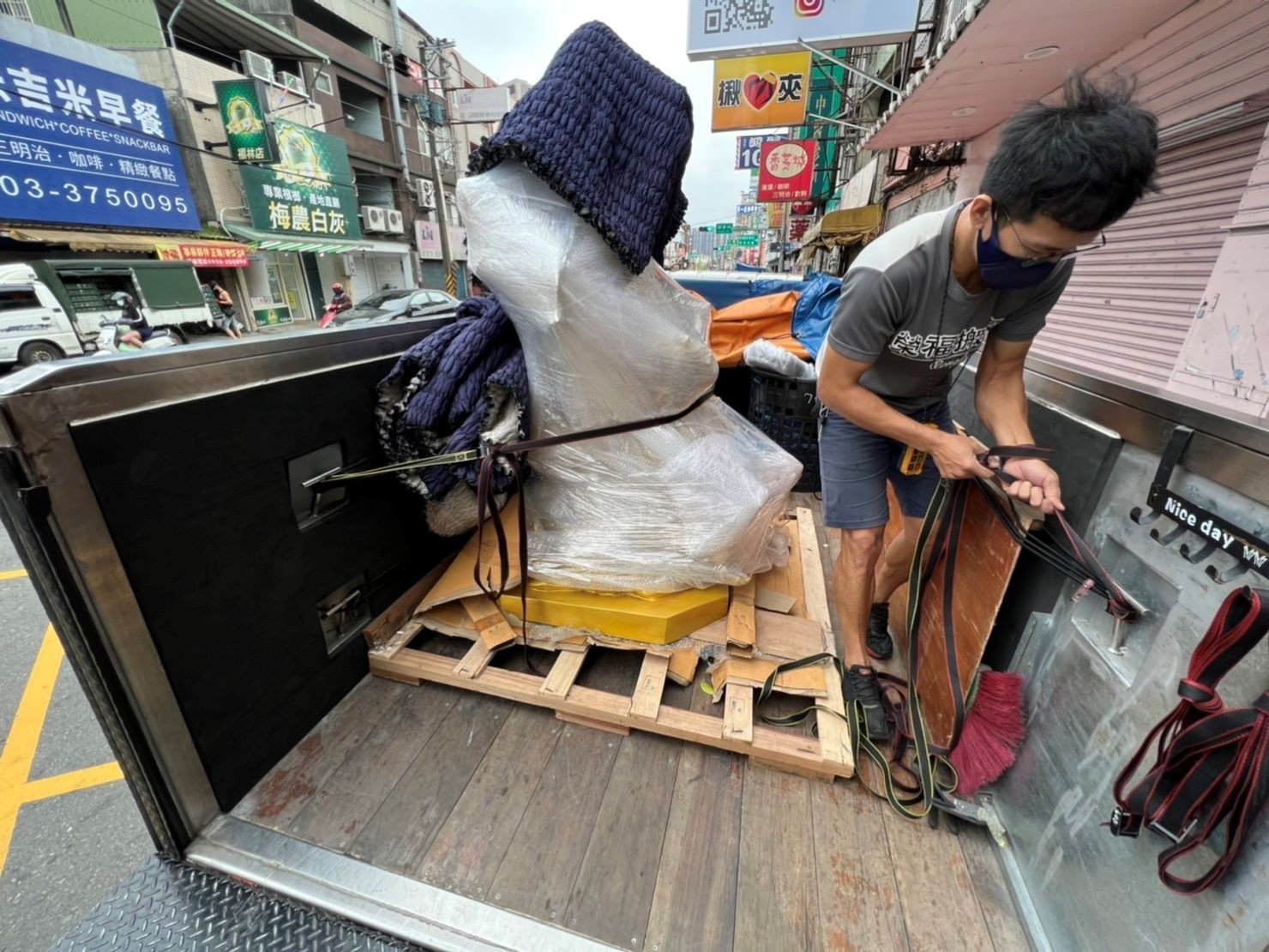 搬家首選【榮福搬家公司】四面佛像搬家|四面佛精緻包裝|泰國財神搬家|泰國財神精緻包裝|泰國四面佛搬運|石雕佛像精緻包裝|玉雕神像精緻包裝|木雕神像精緻包裝|特殊重物神像搬運|廟宇喬遷搬運|神社喬遷搬運|神尊搬運|喬遷搬家首選|特殊重物神像搬運|特殊重物佛像搬運、用心防護、精緻包裝、搬重物技巧、新北搬家公司推薦、搬家車、搬家公司、基隆搬家、南港搬家、桃園搬家公司推薦、台北搬家公司推薦:大台北搬家,精緻包裝搬運「細膩包裝、專業搬運、用心服務、以客為尊」是榮福搬家公司的宗旨與精神。歡迎立即來電02-2651-2727專人服務。 搬家首選【榮福搬家公司】四面佛像搬家|四面佛精緻包裝|泰國財神搬家|泰國財神精緻包裝|泰國四面佛搬運|石雕佛像精緻包裝|玉雕神像精緻包裝|木雕神像精緻包裝|特殊重物神像搬運|廟宇喬遷搬運|神社喬遷搬運|神尊搬運|喬遷搬家首選|特殊重物神像搬運|特殊重物佛像搬運、用心防護、精緻包裝、搬重物技巧、新北搬家公司推薦、搬家車、搬家公司、基隆搬家、南港搬家、桃園搬家公司推薦、台北搬家公司推薦:大台北搬家,精緻包裝搬運「細膩包裝、專業搬運、用心服務、以客為尊」是榮福搬家公司的宗旨與精神。歡迎立即來電02-2651-2727專人服務。