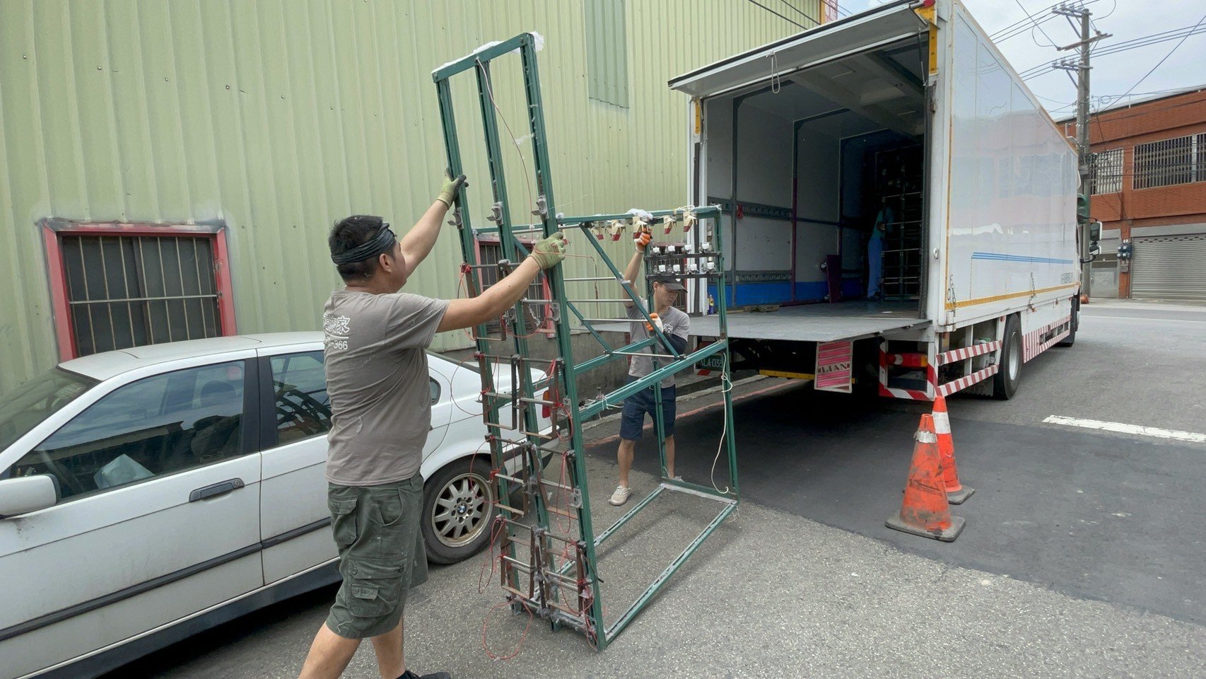 廠房遷移、搬製帶機器、搬重物【榮福搬家公司】大型織帶機搬運、公司行號搬遷、石墩搬運、搬石椅、搬石頭桌、搬洗衣機、搬披薩窯、精搬金庫、搬保險櫃、精搬魚缸、精搬鋼琴、搬醫療床、大型健身器材搬運、大型廚具設備搬運、各式各樣機台搬運、跨縣市搬家、搬工計時、人力搬運、搬運、搬床墊、營業用冰箱搬運、大型家具運送、重物搬運首選、吊掛搬運、吊家具搬運、特殊重物搬運、專搬重物、重物搬運器、手動油壓拖板車、新北搬家推薦、搬家公司、基隆搬家、南港搬家、桃園搬家公司、台北搬家公司推薦:大台北搬家,精緻包裝搬運「細膩包裝、專業搬運、用心服務、以客為尊」是榮福搬家公司的宗旨與精神。歡迎立即來電02-2651-2727專人服務。 廠房遷移、搬製帶機器、搬重物【榮福搬家公司】大型織帶機搬運、公司行號搬遷、石墩搬運、搬石椅、搬石頭桌、搬洗衣機、搬披薩窯、精搬金庫、搬保險櫃、精搬魚缸、精搬鋼琴、搬醫療床、大型健身器材搬運、大型廚具設備搬運、各式各樣機台搬運、跨縣市搬家、搬工計時、人力搬運、搬運、搬床墊、營業用冰箱搬運、大型家具運送、重物搬運首選、吊掛搬運、吊家具搬運、特殊重物搬運、專搬重物、重物搬運器、手動油壓拖板車、新北搬家推薦、搬家公司、基隆搬家、南港搬家、桃園搬家公司、台北搬家公司推薦:大台北搬家,精緻包裝搬運「細膩包裝、專業搬運、用心服務、以客為尊」是榮福搬家公司的宗旨與精神。歡迎立即來電02-2651-2727專人服務。