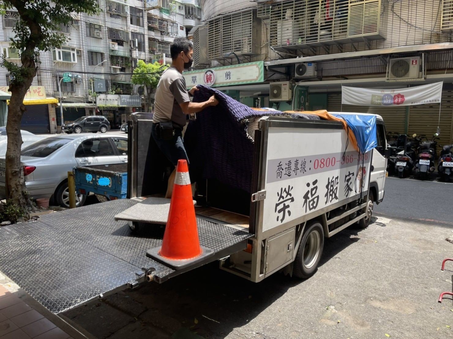 搬家公司推薦、新北搬家推薦【榮福搬家公司】南港搬家、桃園搬家公司推薦、台北搬家公司推薦、搬家具、冰箱搬運、基隆搬家、搬家電、床墊搬運、倉儲搬運、沙發搬運、搬茶几、床組拆裝、衣櫃拆裝、衣櫃搬運、洗衣機搬運、搬運餐桌、搬按摩椅、單件家具運送、跨縣市搬家、吊車搬家、吊車搬運、吊掛家具搬運、無痛搬家、大型家具搬運、家庭搬家、搬鋼琴、搬工計時、搬工服務、人力搬運、搬運、搬家紙箱,針對顧客都秉持以用心實在專業搬家技巧,搬家實在用心值得您的信賴與選擇。歡迎來電咨詢02-2651-2727,榮福搬家有專員立即為您服務。 搬家公司推薦、新北搬家推薦【榮福搬家公司】南港搬家、桃園搬家公司推薦、台北搬家公司推薦、搬家具、冰箱搬運、基隆搬家、搬家電、床墊搬運、倉儲搬運、沙發搬運、搬茶几、床組拆裝、衣櫃拆裝、衣櫃搬運、洗衣機搬運、搬運餐桌、搬按摩椅、單件家具運送、跨縣市搬家、吊車搬家、吊車搬運、吊掛家具搬運、無痛搬家、大型家具搬運、家庭搬家、搬鋼琴、搬工計時、搬工服務、人力搬運、搬運、搬家紙箱,針對顧客都秉持以用心實在專業搬家技巧,搬家實在用心值得您的信賴與選擇。歡迎來電咨詢02-2651-2727,榮福搬家有專員立即為您服務。
