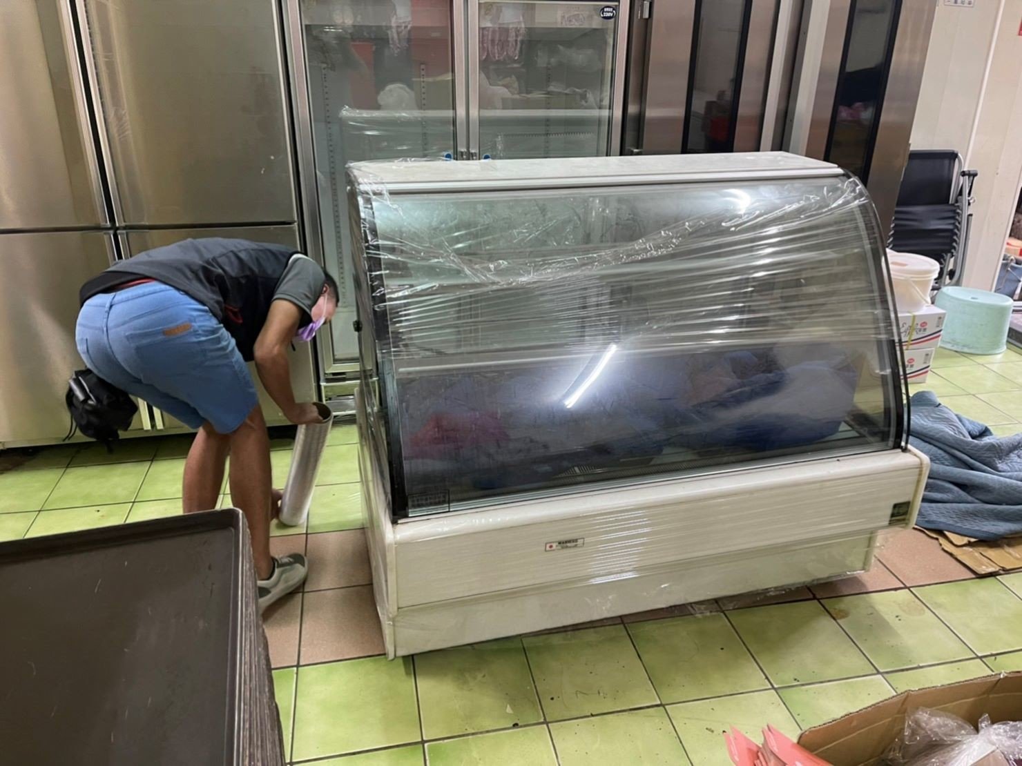【榮福搬家】烘焙店面搬遷、甜點店面搬遷、麵包店搬遷、店面搬遷暫放倉儲、餐飲設備暫放倉儲、訂製餐桌椅精緻包裝、營業用攪拌機搬運、營業用冰箱精緻包裝、營業用烤箱搬遷、麵包切割機、營業用冰箱搬遷、工作檯包裝、蛋糕櫃,專業搬家公司司推薦:精緻包裝搬運「細膩包裝、專業搬運、用心服務、以客為尊」是榮福搬家公司的宗旨與精神。歡迎立即來電02-2651-2727專人服務。 【榮福搬家】烘焙店面搬遷、甜點店面搬遷、麵包店搬遷、店面搬遷暫放倉儲、餐飲設備暫放倉儲、訂製餐桌椅精緻包裝、營業用攪拌機搬運、營業用冰箱精緻包裝、營業用烤箱搬遷、麵包切割機、營業用冰箱搬遷、工作檯包裝、蛋糕櫃,專業搬家公司司推薦:精緻包裝搬運「細膩包裝、專業搬運、用心服務、以客為尊」是榮福搬家公司的宗旨與精神。歡迎立即來電02-2651-2727專人服務。