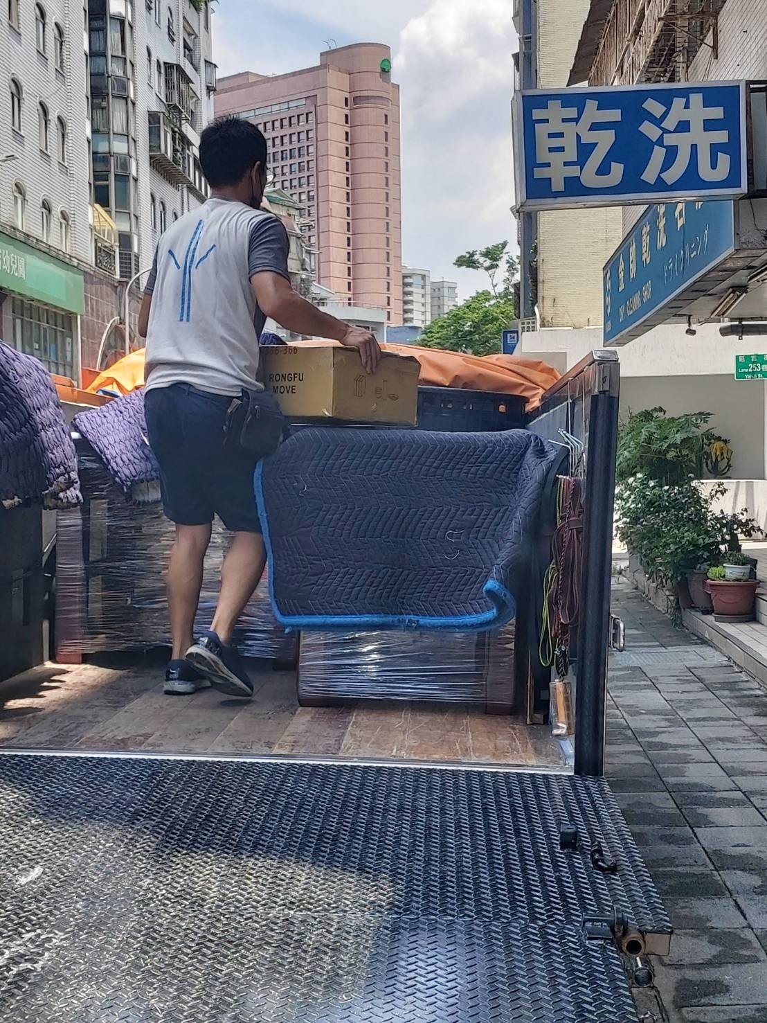 精緻包裝、精緻搬家【榮福搬家公司】搬玉石、搬佛像、藝術品搬運、搬木雕神像、搬神明桌、大型雕像搬運、搬石雕玉器、搬水晶洞、搬石頭桌椅、特殊重物搬運、專搬重物、南港搬家、桃園搬家公司推薦、台北搬家公司推薦、搬家公司推薦、新北搬家公司推薦、搬家具、冰箱搬運、基隆搬家、搬大型家電、床墊搬運、公司行號搬遷、家庭搬家、搬家首選、跨縣市搬家、吊車吊掛搬運、搬鋼琴、搬工計時、搬工服務、人力搬運、搬運、搬家包裝材料、搬家紙箱,針對顧客都秉持以用心實在專業搬家技巧,搬家實在用心值得您的信賴與選擇。歡迎來電咨詢02-2651-2727,榮福搬家有專員立即為您服務。 精緻包裝、精緻搬家【榮福搬家公司】搬玉石、搬佛像、藝術品搬運、搬木雕神像、搬神明桌、大型雕像搬運、搬石雕玉器、搬水晶洞、搬石頭桌椅、特殊重物搬運、專搬重物、南港搬家、桃園搬家公司推薦、台北搬家公司推薦、搬家公司推薦、新北搬家公司推薦、搬家具、冰箱搬運、基隆搬家、搬大型家電、床墊搬運、公司行號搬遷、家庭搬家、搬家首選、跨縣市搬家、吊車吊掛搬運、搬鋼琴、搬工計時、搬工服務、人力搬運、搬運、搬家包裝材料、搬家紙箱,針對顧客都秉持以用心實在專業搬家技巧,搬家實在用心值得您的信賴與選擇。歡迎來電咨詢02-2651-2727,榮福搬家有專員立即為您服務。