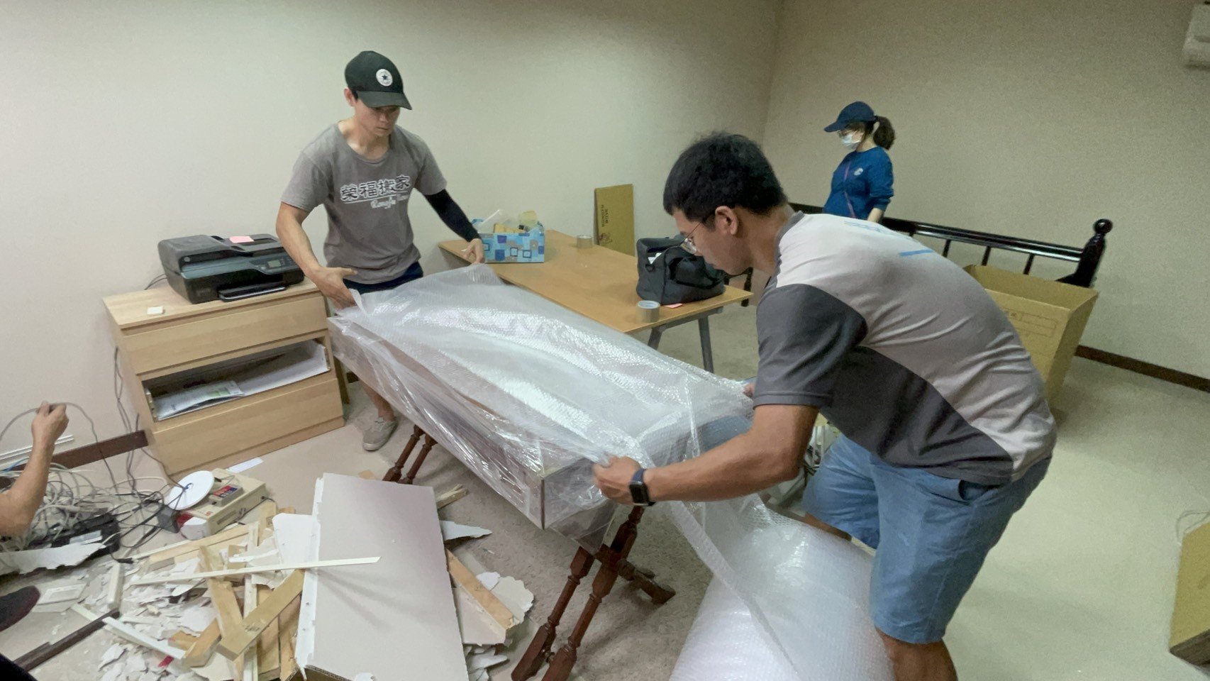 專搬重物、搬家公司推薦、新北搬家公司推薦【榮福搬家公司】基隆搬家、南港搬家、桃園搬家公司推薦、家庭搬家、精緻搬家、精緻包裝、打包裝箱、跨縣市搬家、搬工計時、人工搬運、床墊搬運、冰箱搬運、搬家具、搬家首選、吊掛搬運、吊家具搬運、搬家紙箱、氣泡捲、膠膜、黃色透明膠帶、大型家具搬運、搬木製家具、搬大理石桌、台北搬家公司推薦:大台北搬家,精緻包裝搬運「細膩包裝、專業搬運、用心服務、以客為尊」是榮福搬家公司的宗旨與精神。歡迎立即來電02-2651-2727專人服務。 專搬重物、搬家公司推薦、新北搬家公司推薦【榮福搬家公司】基隆搬家、南港搬家、桃園搬家公司推薦、家庭搬家、精緻搬家、精緻包裝、打包裝箱、跨縣市搬家、搬工計時、人工搬運、床墊搬運、冰箱搬運、搬家具、搬家首選、吊掛搬運、吊家具搬運、搬家紙箱、氣泡捲、膠膜、黃色透明膠帶、大型家具搬運、搬木製家具、搬大理石桌、台北搬家公司推薦:大台北搬家,精緻包裝搬運「細膩包裝、專業搬運、用心服務、以客為尊」是榮福搬家公司的宗旨與精神。歡迎立即來電02-2651-2727專人服務。
