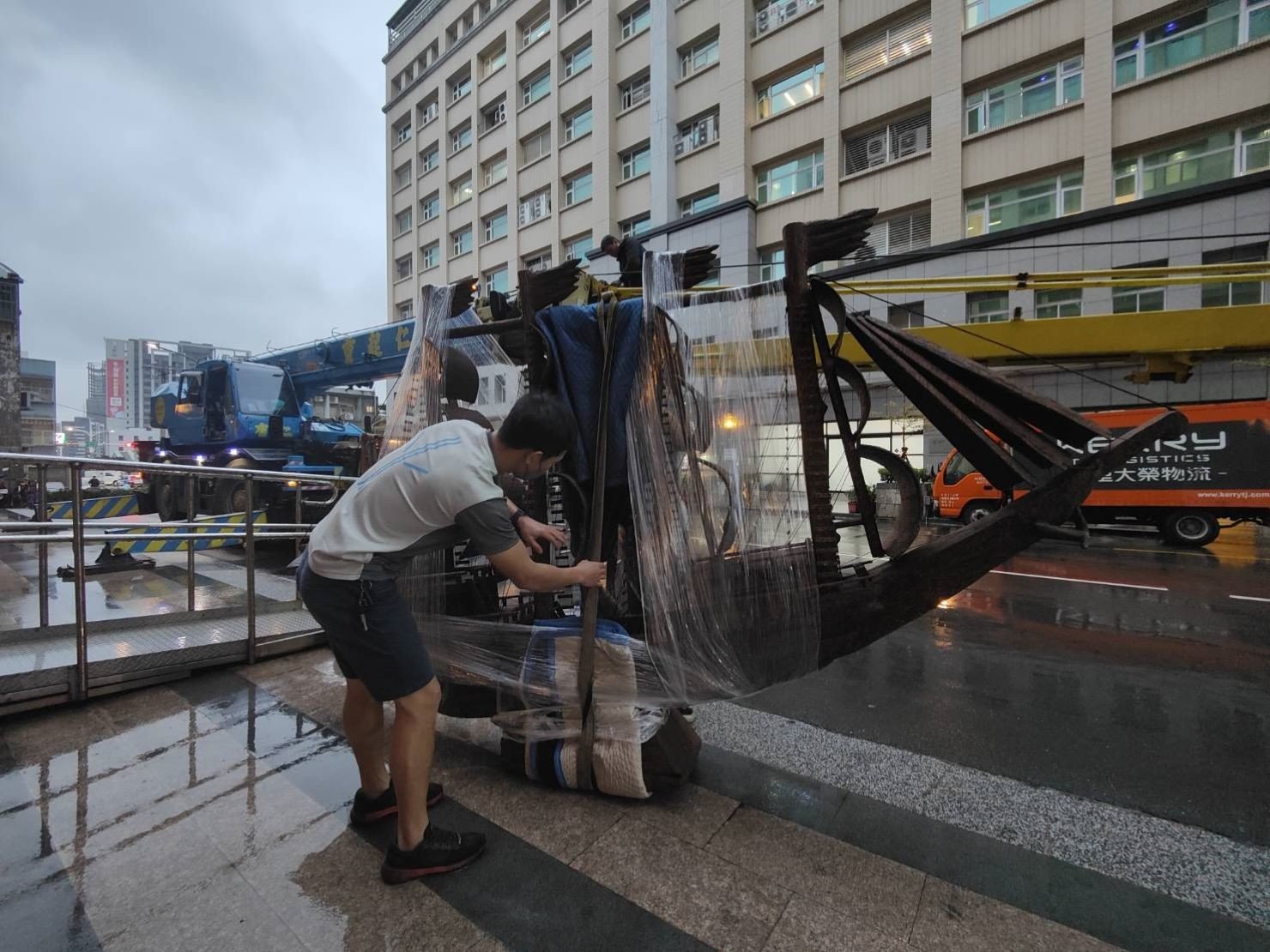 只需吊掛作業?不需用搬家貨車載運?只需搬運單一木雕藝術品【榮福搬家公司】木雕刻品吊掛作業、木雕神像吊掛、木雕刻藝術品吊掛、辦公室大型藝術品搬運、公司行號大型物品吊掛作業、辦公室搬遷、公司行號搬遷、搬工計時、搬家首選、特殊重物搬運、專搬重物、搬重物技巧、新北搬家公司推薦、搬家車、搬家公司、基隆搬家、南港搬家、桃園搬家公司推薦、台北搬家公司推薦:大台北搬家,精緻包裝搬運「細膩包裝、專業搬運、用心服務、以客為尊」是榮福搬家公司的宗旨與精神。歡迎立即來電02-2651-2727專人服務。 只需吊掛作業?不需用搬家貨車載運?只需搬運單一木雕藝術品【榮福搬家公司】木雕刻品吊掛作業、木雕神像吊掛、木雕刻藝術品吊掛、辦公室大型藝術品搬運、公司行號大型物品吊掛作業、辦公室搬遷、公司行號搬遷、搬工計時、搬家首選、特殊重物搬運、專搬重物、搬重物技巧、新北搬家公司推薦、搬家車、搬家公司、基隆搬家、南港搬家、桃園搬家公司推薦、台北搬家公司推薦:大台北搬家,精緻包裝搬運「細膩包裝、專業搬運、用心服務、以客為尊」是榮福搬家公司的宗旨與精神。歡迎立即來電02-2651-2727專人服務。