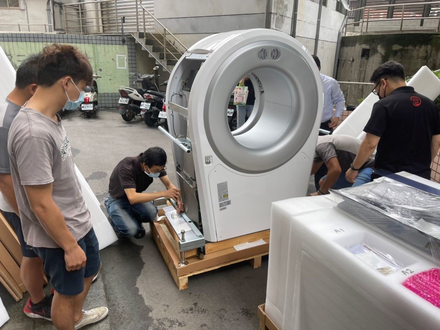 特殊搬運、搬重物【榮福搬家】醫療器材、醫療設備搬運、斷層掃苗儀器搬運、搬單一物件、南港搬家、桃園搬家公司推薦、新北搬家公司推薦、可配合醫院搬運、生技科學儀器搬運、海關箱待拆、醫療儀器專業搬運、廠房遷移、公司行號搬、專搬重物、搬工服務、人力搬運,針對顧客都秉持以用心實在專業搬家技巧,搬家實在用心值得您的信賴與選擇。歡迎來電咨詢02-2651-2727,榮福搬家有專員立即為您服務。 特殊搬運、搬重物【榮福搬家】醫療器材、醫療設備搬運、斷層掃苗儀器搬運、搬單一物件、南港搬家、桃園搬家公司推薦、新北搬家公司推薦、可配合醫院搬運、生技科學儀器搬運、海關箱待拆、醫療儀器專業搬運、廠房遷移、公司行號搬、專搬重物、搬工服務、人力搬運,針對顧客都秉持以用心實在專業搬家技巧,搬家實在用心值得您的信賴與選擇。歡迎來電咨詢02-2651-2727,榮福搬家有專員立即為您服務。