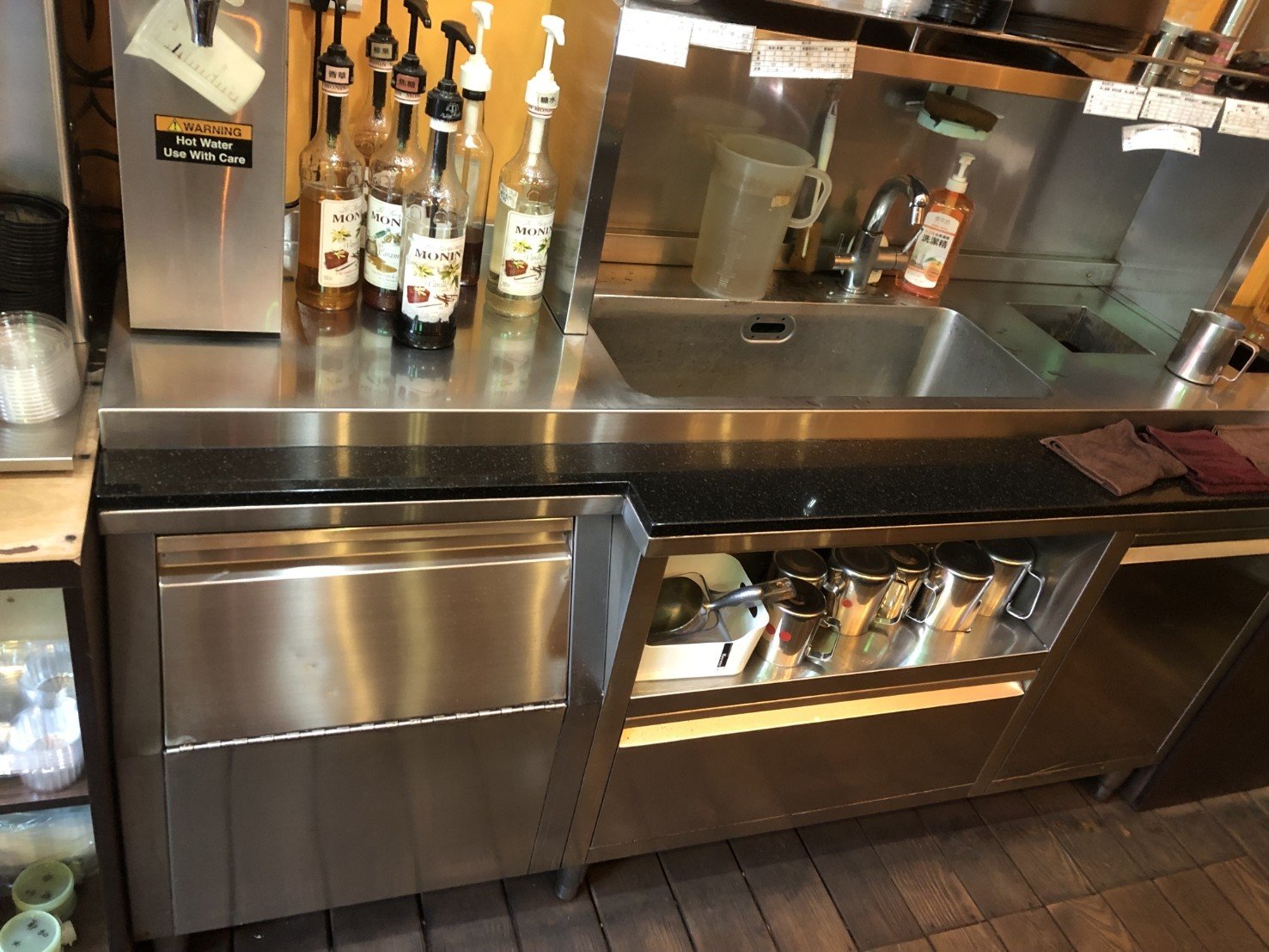 只需搬一件家具?搬運單一生財器具、營業用冰箱、【榮福搬家】餐飲集團撤櫃、百貨撤櫃、百貨餐飲撤櫃、撤櫃暫放倉儲、餐飲設備暫放倉儲、三門工作台冰箱、桌上型烘豆機、餐飲工作檯、營業用冰箱精緻包裝、營業用冰箱暫放倉儲、中島展示櫃精緻包裝、工作檯包裝,工作桌、長桌吧檯,台北搬家公司推薦:大台北搬家,精緻包裝搬運「細膩包裝、專業搬運、用心服務、以客為尊」是榮福搬家公司的宗旨與精神。歡迎立即來電02-2651-2727專人服務。 只需搬一件家具?搬運單一生財器具、營業用冰箱、【榮福搬家】餐飲集團撤櫃、百貨撤櫃、百貨餐飲撤櫃、撤櫃暫放倉儲、餐飲設備暫放倉儲、三門工作台冰箱、桌上型烘豆機、餐飲工作檯、營業用冰箱精緻包裝、營業用冰箱暫放倉儲、中島展示櫃精緻包裝、工作檯包裝,工作桌、長桌吧檯,台北搬家公司推薦:大台北搬家,精緻包裝搬運「細膩包裝、專業搬運、用心服務、以客為尊」是榮福搬家公司的宗旨與精神。歡迎立即來電02-2651-2727專人服務。