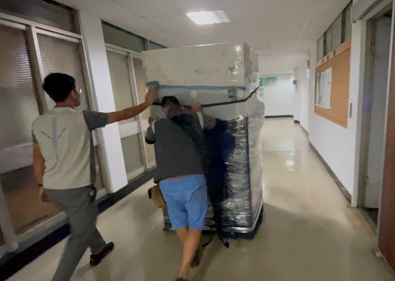 專搬生醫設備、搬精密儀器、實驗室冷凍櫃搬運、生技實驗設備、台北搬實驗設備、南港搬實驗設備、新北搬實驗設備、雙北搬實驗設備、汐止搬實驗設備、中永和搬實驗設備、板橋搬實驗設備、五股搬實驗設備、基隆搬實驗設備、桃園搬實驗設備、搬生醫設備推薦【榮福搬家】擁有各式各樣特殊重物搬運的經驗,用心實在給予最佳搬運服務,特殊重物搬運唯一首選榮福搬家公司。 專搬生醫設備、搬精密儀器、實驗室冷凍櫃搬運、生技實驗設備、台北搬實驗設備、南港搬實驗設備、新北搬實驗設備、雙北搬實驗設備、汐止搬實驗設備、中永和搬實驗設備、板橋搬實驗設備、五股搬實驗設備、基隆搬實驗設備、桃園搬實驗設備、搬生醫設備推薦【榮福搬家】擁有各式各樣特殊重物搬運的經驗,用心實在給予最佳搬運服務,特殊重物搬運唯一首選榮福搬家公司。