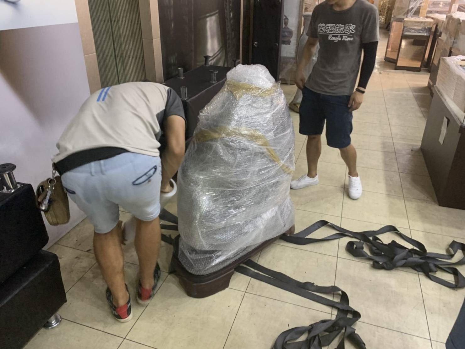 台北搬家公司推薦【榮福搬家公司】搬佛像、搬石頭、搬家首選、搬家公司推薦:優質搬家,包裝搬運「細膩包裝、專業搬運、用心服務、以客為尊」是榮福搬家公司的宗旨與精神。歡迎立即來電02-2651-2727專人服務。 台北搬家公司推薦【榮福搬家公司】搬佛像、搬石頭、搬家首選、搬家公司推薦:優質搬家,包裝搬運「細膩包裝、專業搬運、用心服務、以客為尊」是榮福搬家公司的宗旨與精神。歡迎立即來電02-2651-2727專人服務。