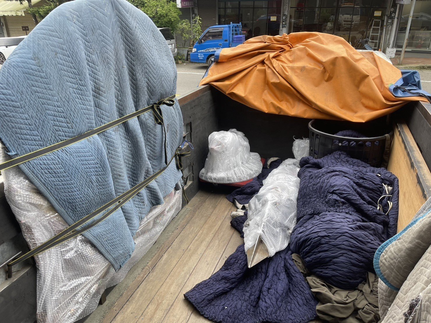 搬家首選【榮福搬家公司】大型唐卡精緻防護包裝、宗教字畫精防護緻包裝、收藏字畫精緻防護包裝、裱框字畫精緻防護包裝、玉雕神像精緻防護包裝、石雕神像精緻防護包裝、收藏神像精緻防護包裝、銅製神像藝術品精緻防護包裝、樹瘤佛像精緻防護包裝、宗教文物、佛具用品、檜木雕刻佛像、西藏佛具用品店搬運、佛像精緻防護包裝、佛禪搬運、跨縣市搬家、搬工計時、搬大型佛像、搬大型重物、特殊重物搬運、用心防護、精緻包裝、搬重物技巧、新北搬家公司推薦、搬家車、搬家公司、基隆搬家、南港搬家、桃園搬家公司推薦、台北搬家公司推薦:大台北搬家,精緻包裝搬運「細膩包裝、專業搬運、用心服務、以客為尊」是榮福搬家公司的宗旨與精神。歡迎立即來電02-2651-2727專人服務。 搬家首選【榮福搬家公司】大型唐卡精緻防護包裝、宗教字畫精防護緻包裝、收藏字畫精緻防護包裝、裱框字畫精緻防護包裝、玉雕神像精緻防護包裝、石雕神像精緻防護包裝、收藏神像精緻防護包裝、銅製神像藝術品精緻防護包裝、樹瘤佛像精緻防護包裝、宗教文物、佛具用品、檜木雕刻佛像、西藏佛具用品店搬運、佛像精緻防護包裝、佛禪搬運、跨縣市搬家、搬工計時、搬大型佛像、搬大型重物、特殊重物搬運、用心防護、精緻包裝、搬重物技巧、新北搬家公司推薦、搬家車、搬家公司、基隆搬家、南港搬家、桃園搬家公司推薦、台北搬家公司推薦:大台北搬家,精緻包裝搬運「細膩包裝、專業搬運、用心服務、以客為尊」是榮福搬家公司的宗旨與精神。歡迎立即來電02-2651-2727專人服務。