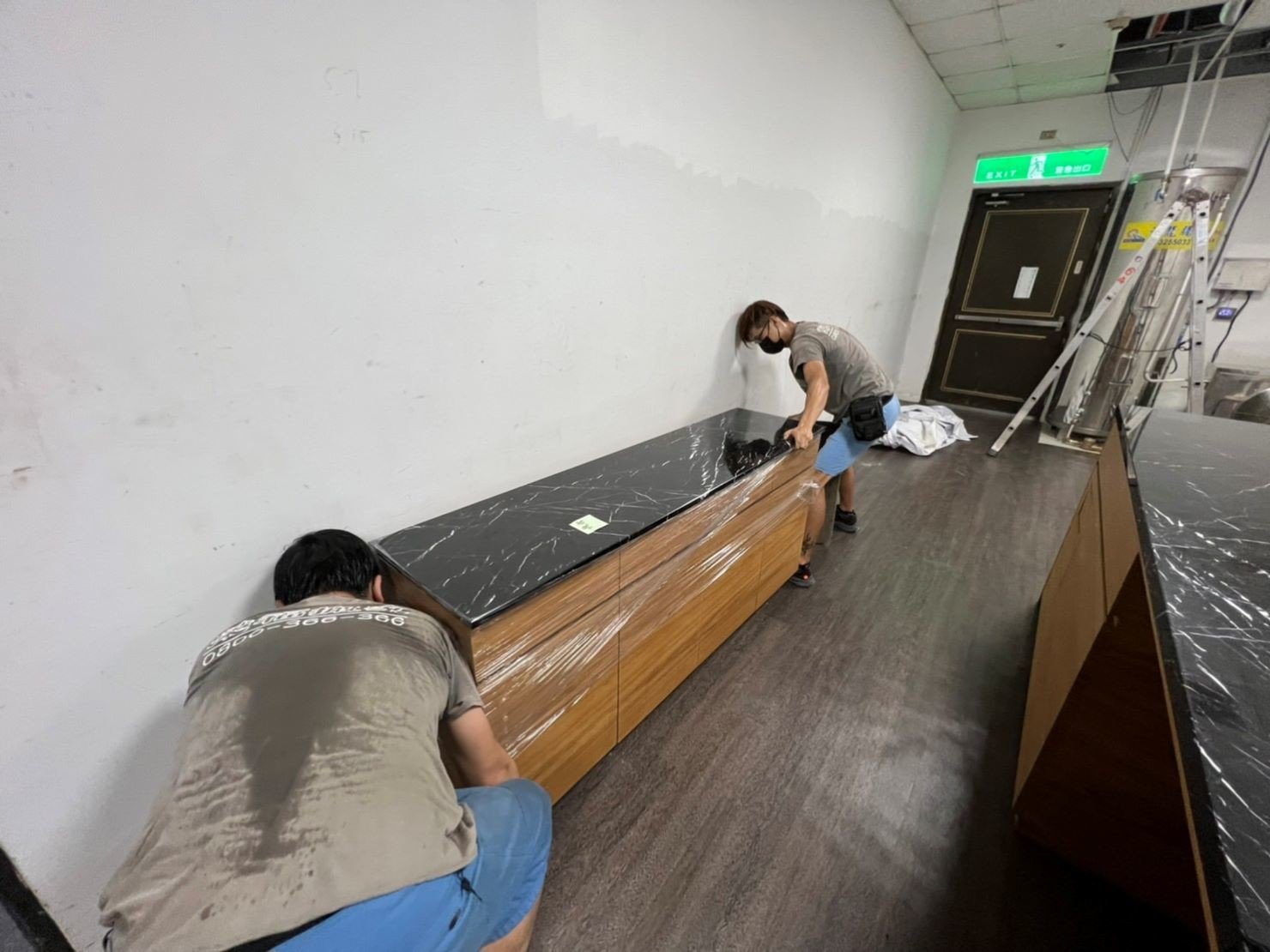 搬家公司推薦、台北搬家推薦【榮福搬家公司】南港辦公室搬遷、桃園辦公室搬遷、新北辦公室搬遷、基隆辦公室搬遷、台北辦公室搬遷、公司行號大型家具搬運、公司行號櫃台搬運、茶水間吧檯搬運、大型會議桌搬運、大型實木桌搬遷、辦公椅搬運、機櫃搬運、辦公室遷移、個人辦公室搬遷、事務所搬遷、公司行號搬遷、政府機關搬遷、學校單位搬遷、辦公室專人打包裝箱、辦公文件專人打包裝箱分類、搬家紙箱、搬鐵櫃、搬保密文件、保密文件銷毀、搬工計時、搬工服務、人力搬運,針對顧客都秉持以用心實在專業搬家技巧,搬家實在用心值得您的信賴與選擇。歡迎來電咨詢02-2651-2727,榮福搬家有專員立即為您服務。 搬家公司推薦、台北搬家推薦【榮福搬家公司】南港辦公室搬遷、桃園辦公室搬遷、新北辦公室搬遷、基隆辦公室搬遷、台北辦公室搬遷、公司行號大型家具搬運、公司行號櫃台搬運、茶水間吧檯搬運、大型會議桌搬運、大型實木桌搬遷、辦公椅搬運、機櫃搬運、辦公室遷移、個人辦公室搬遷、事務所搬遷、公司行號搬遷、政府機關搬遷、學校單位搬遷、辦公室專人打包裝箱、辦公文件專人打包裝箱分類、搬家紙箱、搬鐵櫃、搬保密文件、保密文件銷毀、搬工計時、搬工服務、人力搬運,針對顧客都秉持以用心實在專業搬家技巧,搬家實在用心值得您的信賴與選擇。歡迎來電咨詢02-2651-2727,榮福搬家有專員立即為您服務。