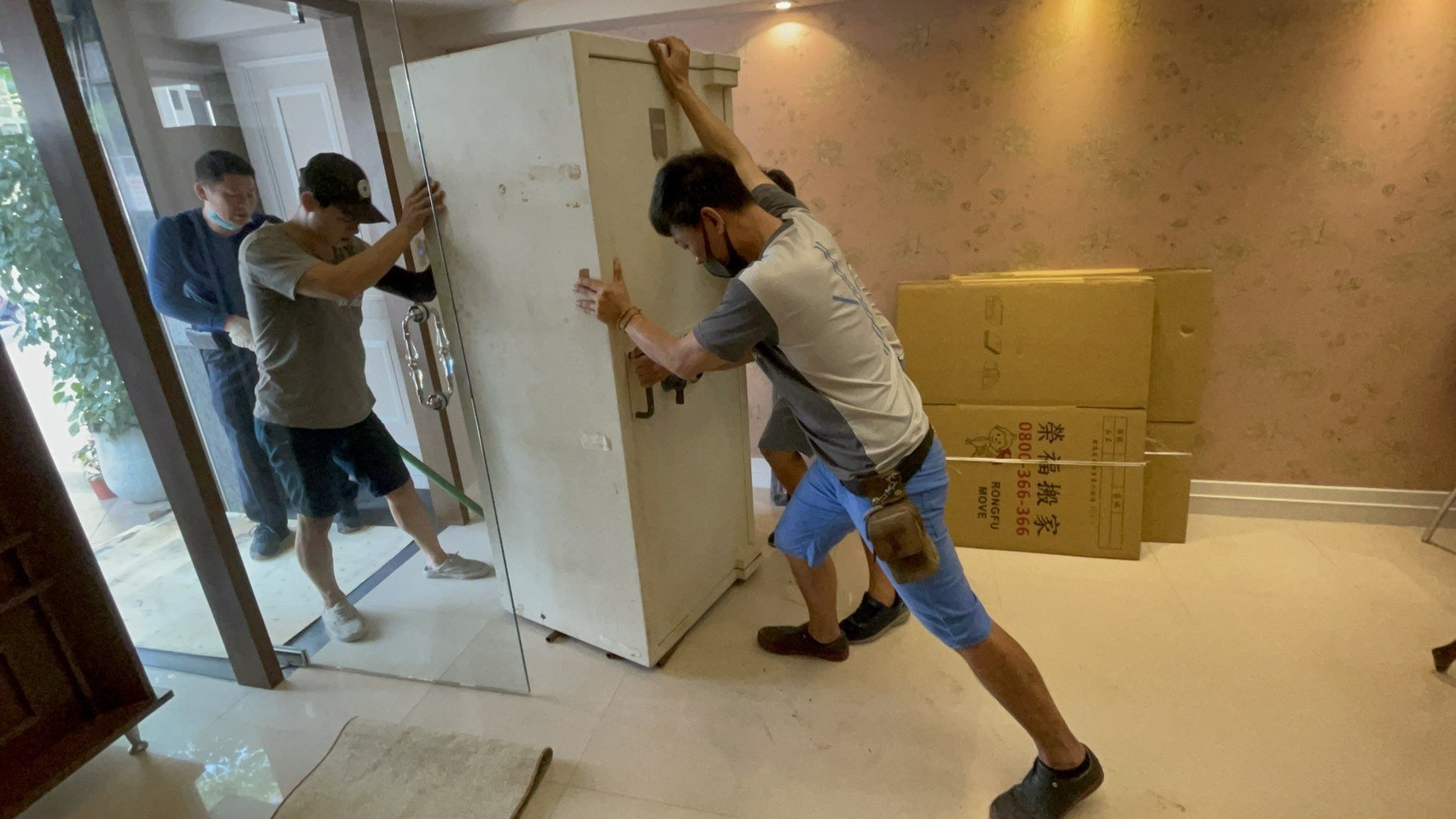 金庫搬運、打壁虎吊掛搬運、搬重物【榮福搬家公司】石墩搬運、搬石椅、搬石頭桌、搬洗衣機、搬披薩窯、精搬金庫、搬保險櫃、精搬魚缸、精搬鋼琴、跨縣市搬家、搬工計時、人力搬運、搬運、搬重物技巧、重物搬運器、搬重物工具、冰箱搬運、搬家具、搬家首選、吊掛搬運、吊家具搬運、吊金庫搬運、特殊重物搬運、單件重物搬運、搬醫療床、專搬重物、企業搬運服務、公司行號搬遷、搬遷、新北搬家公司推薦、搬家公司、基隆搬家、南港搬家、桃園搬家公司推薦、台北搬家公司推薦:大台北搬家,精緻包裝搬運「細膩包裝、專業搬運、用心服務、以客為尊」是榮福搬家公司的宗旨與精神。歡迎立即來電02-2651-2727專人服務。 金庫搬運、打壁虎吊掛搬運、搬重物【榮福搬家公司】石墩搬運、搬石椅、搬石頭桌、搬洗衣機、搬披薩窯、精搬金庫、搬保險櫃、精搬魚缸、精搬鋼琴、跨縣市搬家、搬工計時、人力搬運、搬運、搬重物技巧、重物搬運器、搬重物工具、冰箱搬運、搬家具、搬家首選、吊掛搬運、吊家具搬運、吊金庫搬運、特殊重物搬運、單件重物搬運、搬醫療床、專搬重物、企業搬運服務、公司行號搬遷、搬遷、新北搬家公司推薦、搬家公司、基隆搬家、南港搬家、桃園搬家公司推薦、台北搬家公司推薦:大台北搬家,精緻包裝搬運「細膩包裝、專業搬運、用心服務、以客為尊」是榮福搬家公司的宗旨與精神。歡迎立即來電02-2651-2727專人服務。