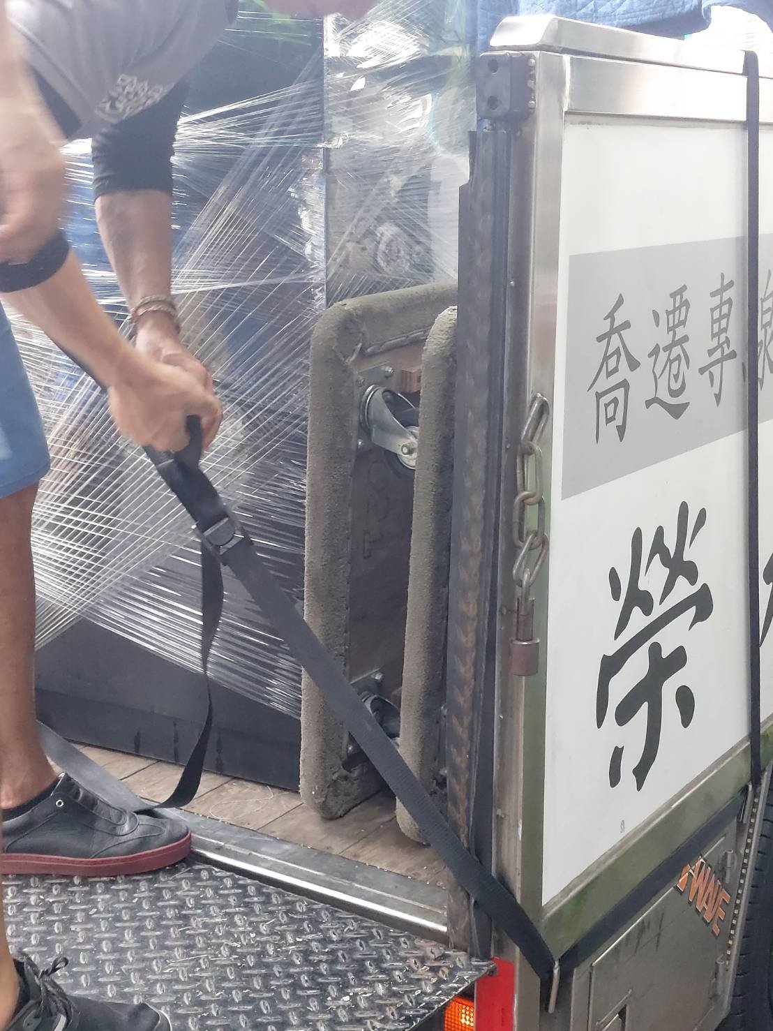 大型魚缸搬運、重物搬運【榮福搬家公司】水族箱搬運、石墩搬運、搬石頭桌椅、搬洗衣機、搬披薩窯、精搬金庫、搬保險櫃、精搬魚缸、精搬鋼琴、跨縣市搬家、搬工計時、人力搬運、搬運、床墊搬運、營業用冰箱搬運、搬家具、大型設備搬運、搬機台、搬家首選、吊掛搬運、吊家具搬運、特殊重物搬運、專搬重物、新北搬家推薦、搬家公司、基隆搬家、南港搬家、桃園搬家公司、台北搬家公司推薦:大台北搬家,精緻包裝搬運「細膩包裝、專業搬運、用心服務、以客為尊」是榮福搬家公司的宗旨與精神。歡迎立即來電02-2651-2727專人服務。 大型魚缸搬運、重物搬運【榮福搬家公司】水族箱搬運、石墩搬運、搬石頭桌椅、搬洗衣機、搬披薩窯、精搬金庫、搬保險櫃、精搬魚缸、精搬鋼琴、跨縣市搬家、搬工計時、人力搬運、搬運、床墊搬運、營業用冰箱搬運、搬家具、大型設備搬運、搬機台、搬家首選、吊掛搬運、吊家具搬運、特殊重物搬運、專搬重物、新北搬家推薦、搬家公司、基隆搬家、南港搬家、桃園搬家公司、台北搬家公司推薦:大台北搬家,精緻包裝搬運「細膩包裝、專業搬運、用心服務、以客為尊」是榮福搬家公司的宗旨與精神。歡迎立即來電02-2651-2727專人服務。