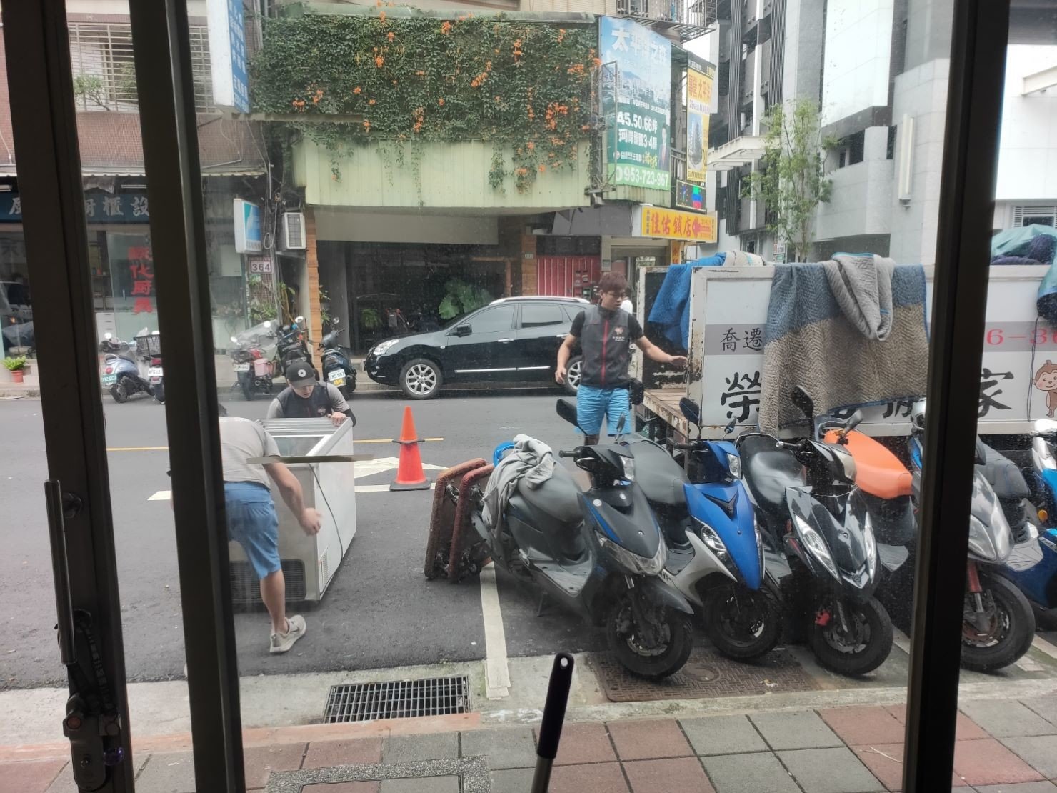 店面搬遷、重物搬運、搬生財器具、大型廚房設備搬運【榮福搬家公司】搬製冰機、搬臥式冰櫃、廠房遷移、中央廚房搬遷、搬洗衣機、搬披薩窯、精搬金庫、搬保險櫃、精搬魚缸、精搬鋼琴、廚具設備搬運、搬工計時、人力搬運、搬運、床墊搬運、搬營業用冰箱、冰箱搬運、搬家首選、吊掛搬運、搬公司行號、特殊重物搬運、專搬重物、新北搬家推薦、搬家公司、基隆搬家、南港搬家、桃園搬家公司、台北搬家公司推薦:大台北搬家,精緻包裝搬運「細膩包裝、專業搬運、用心服務、以客為尊」是榮福搬家公司的宗旨與精神。歡迎立即來電02-2651-2727專人服務。 店面搬遷、重物搬運、搬生財器具、大型廚房設備搬運【榮福搬家公司】搬製冰機、搬臥式冰櫃、廠房遷移、中央廚房搬遷、搬洗衣機、搬披薩窯、精搬金庫、搬保險櫃、精搬魚缸、精搬鋼琴、廚具設備搬運、搬工計時、人力搬運、搬運、床墊搬運、搬營業用冰箱、冰箱搬運、搬家首選、吊掛搬運、搬公司行號、特殊重物搬運、專搬重物、新北搬家推薦、搬家公司、基隆搬家、南港搬家、桃園搬家公司、台北搬家公司推薦:大台北搬家,精緻包裝搬運「細膩包裝、專業搬運、用心服務、以客為尊」是榮福搬家公司的宗旨與精神。歡迎立即來電02-2651-2727專人服務。