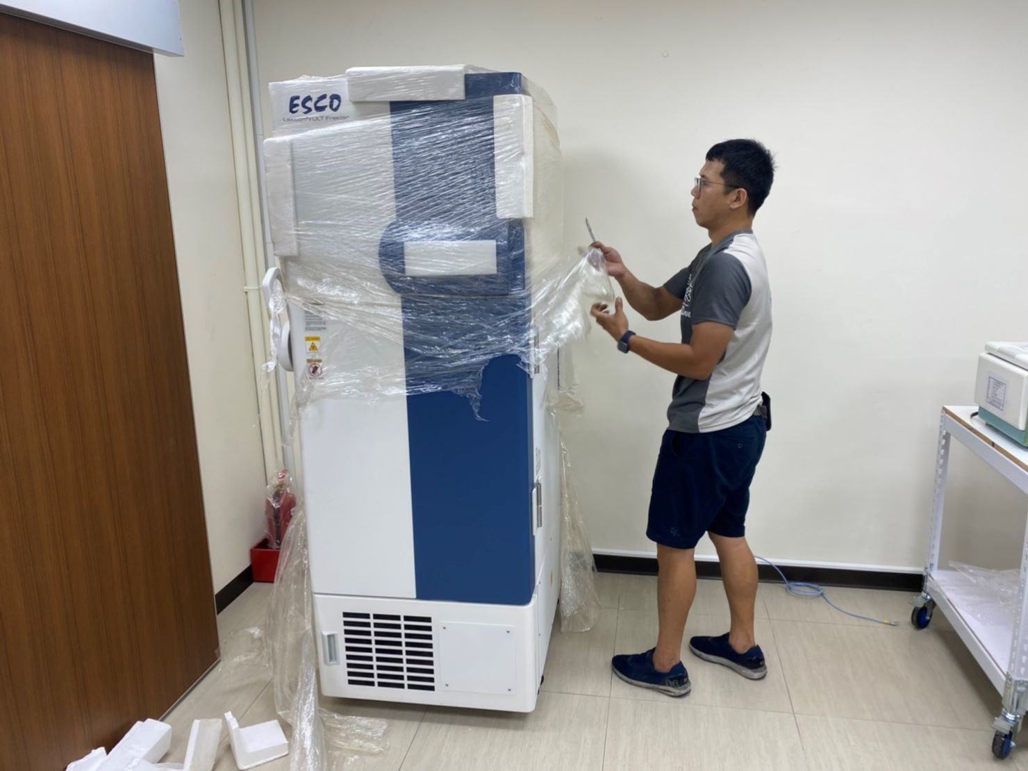 實驗室設備搬遷、搬生醫設備、搬重物【榮福搬家公司】實驗室遷移、搬冷凍櫃、搬-86度立式超低溫冰箱、搬直立式冷凍櫃、大型廚房設備搬運、搬機械設備、精密儀器、醫療器材搬運、搬洗衣機、搬披薩窯、精搬金庫、搬保險櫃、精搬魚缸、精搬鋼琴、跨縣市搬家、搬工計時、人力搬運、搬運、大型健身器材搬運、搬大型運動設備、搬營業用冰箱、搬臥式工作檯冰箱、烤箱搬運、搬營業用製冰機、店面搬遷、廠房遷移、企業搬運服務、搬家首選、吊掛搬運、吊家具搬運、特殊重物搬運、專搬重物、新北搬家推薦、搬家公司、基隆搬家、南港搬家、桃園搬家公司、台北搬家公司推薦:大台北搬家,精緻包裝搬運「細膩包裝、專業搬運、用心服務、以客為尊」是榮福搬家公司的宗旨與精神。歡迎立即來電02-2651-2727專人服務。 實驗室設備搬遷、搬生醫設備、搬重物【榮福搬家公司】實驗室遷移、搬冷凍櫃、搬-86度立式超低溫冰箱、搬直立式冷凍櫃、大型廚房設備搬運、搬機械設備、精密儀器、醫療器材搬運、搬洗衣機、搬披薩窯、精搬金庫、搬保險櫃、精搬魚缸、精搬鋼琴、跨縣市搬家、搬工計時、人力搬運、搬運、大型健身器材搬運、搬大型運動設備、搬營業用冰箱、搬臥式工作檯冰箱、烤箱搬運、搬營業用製冰機、店面搬遷、廠房遷移、企業搬運服務、搬家首選、吊掛搬運、吊家具搬運、特殊重物搬運、專搬重物、新北搬家推薦、搬家公司、基隆搬家、南港搬家、桃園搬家公司、台北搬家公司推薦:大台北搬家,精緻包裝搬運「細膩包裝、專業搬運、用心服務、以客為尊」是榮福搬家公司的宗旨與精神。歡迎立即來電02-2651-2727專人服務。