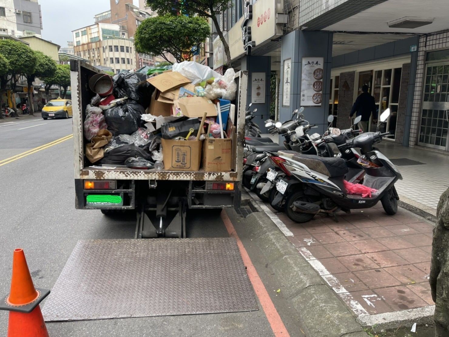 搬家公司推薦、新北搬家推薦【榮福搬家公司】南港搬家、桃園搬家公司推薦、台北搬家公司推薦、廢棄家具處理、廢棄家具清運、家庭廢棄物清運、清運、搬家、家具垃圾清運、垃圾廢棄處理、垃圾廢棄清運、搬家具、大型家具搬運、冰箱搬運、基隆搬家、搬家電、床墊搬運、搬公司行號、跨縣市搬家、家庭搬家、搬鋼琴、搬工、搬運、搬家紙箱、搬家估價、搬家車,針對顧客都秉持以用心實在專業搬家技巧,搬家實在用心值得您的信賴與選擇。歡迎來電咨詢02-2651-2727,榮福搬家有專員立即為您服務。 搬家公司推薦、新北搬家推薦【榮福搬家公司】南港搬家、桃園搬家公司推薦、台北搬家公司推薦、廢棄家具處理、廢棄家具清運、家庭廢棄物清運、清運、搬家、家具垃圾清運、垃圾廢棄處理、垃圾廢棄清運、搬家具、大型家具搬運、冰箱搬運、基隆搬家、搬家電、床墊搬運、搬公司行號、跨縣市搬家、家庭搬家、搬鋼琴、搬工、搬運、搬家紙箱、搬家估價、搬家車,針對顧客都秉持以用心實在專業搬家技巧,搬家實在用心值得您的信賴與選擇。歡迎來電咨詢02-2651-2727,榮福搬家有專員立即為您服務。