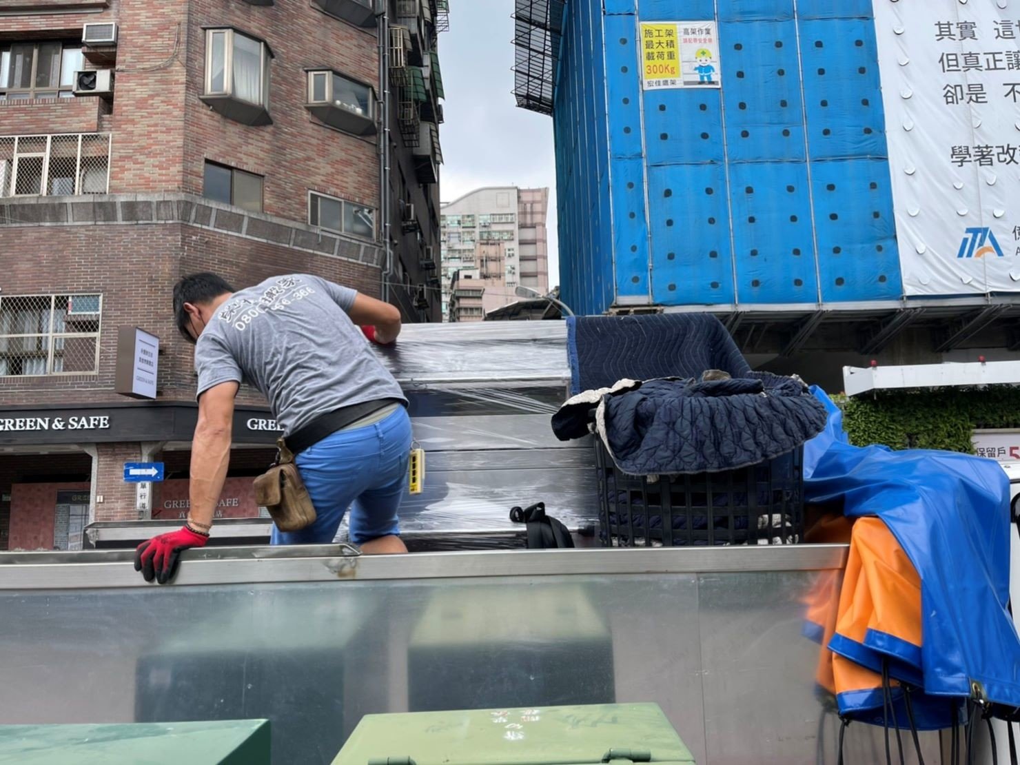店面搬遷、搬家公司推薦、台北搬家推薦【榮福搬家公司】搬生財器具、搬冷凍櫃、搬冷藏冰箱、大型爐台搬運、搬窯烤爐、搬營業用蒸烤箱、南港搬家、桃園搬家公司推薦、新北搬家公司推薦、百貨公司進撤櫃、專櫃進撤櫃、企業搬運服務、搬公司行號、廠房遷移、搬精密儀器、公司行號搬遷、政府機關搬遷、百貨專櫃遷移、學校單位搬遷、大型設備搬遷、搬大型廚房設備、中央廚房搬遷、搬營業用冰箱、搬營業用製冰機、三層營業用烤箱搬運、搬工作檯冰箱、搬工計時、搬工服務、人力搬運,針對顧客都秉持以用心實在專業搬家技巧,搬家實在用心值得您的信賴與選擇。歡迎來電咨詢02-2651-2727,榮福搬家有專員立即為您服務。 店面搬遷、搬家公司推薦、台北搬家推薦【榮福搬家公司】搬生財器具、搬冷凍櫃、搬冷藏冰箱、大型爐台搬運、搬窯烤爐、搬營業用蒸烤箱、南港搬家、桃園搬家公司推薦、新北搬家公司推薦、百貨公司進撤櫃、專櫃進撤櫃、企業搬運服務、搬公司行號、廠房遷移、搬精密儀器、公司行號搬遷、政府機關搬遷、百貨專櫃遷移、學校單位搬遷、大型設備搬遷、搬大型廚房設備、中央廚房搬遷、搬營業用冰箱、搬營業用製冰機、三層營業用烤箱搬運、搬工作檯冰箱、搬工計時、搬工服務、人力搬運,針對顧客都秉持以用心實在專業搬家技巧,搬家實在用心值得您的信賴與選擇。歡迎來電咨詢02-2651-2727,榮福搬家有專員立即為您服務。