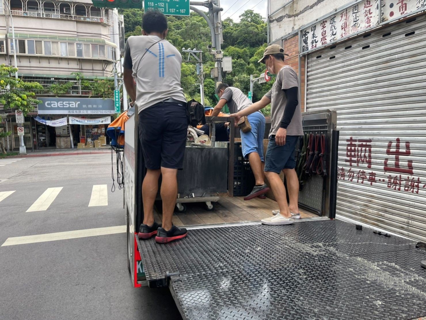 特殊搬運、搬重物【榮福搬家公司】熱炒店展示魚缸、海鮮展示魚缸、海鮮水族魚缸、精搬魚缸、搬魚缸、家庭搬家、跨縣市搬家、搬工計時、人力搬運、搬運、搬床墊、冰箱搬運、搬家具、搬家首選、特殊重物搬運、專搬重物、搬重物技巧、新北搬家公司推薦、搬家車、搬家公司、基隆搬家、南港搬家、桃園搬家公司推薦、台北搬家公司推薦:大台北搬家,精緻包裝搬運「細膩包裝、專業搬運、用心服務、以客為尊」是榮福搬家公司的宗旨與精神。歡迎立即來電02-2651-2727專人服務。 特殊搬運、搬重物【榮福搬家公司】熱炒店展示魚缸、海鮮展示魚缸、海鮮水族魚缸、精搬魚缸、搬魚缸、家庭搬家、跨縣市搬家、搬工計時、人力搬運、搬運、搬床墊、冰箱搬運、搬家具、搬家首選、特殊重物搬運、專搬重物、搬重物技巧、新北搬家公司推薦、搬家車、搬家公司、基隆搬家、南港搬家、桃園搬家公司推薦、台北搬家公司推薦:大台北搬家,精緻包裝搬運「細膩包裝、專業搬運、用心服務、以客為尊」是榮福搬家公司的宗旨與精神。歡迎立即來電02-2651-2727專人服務。