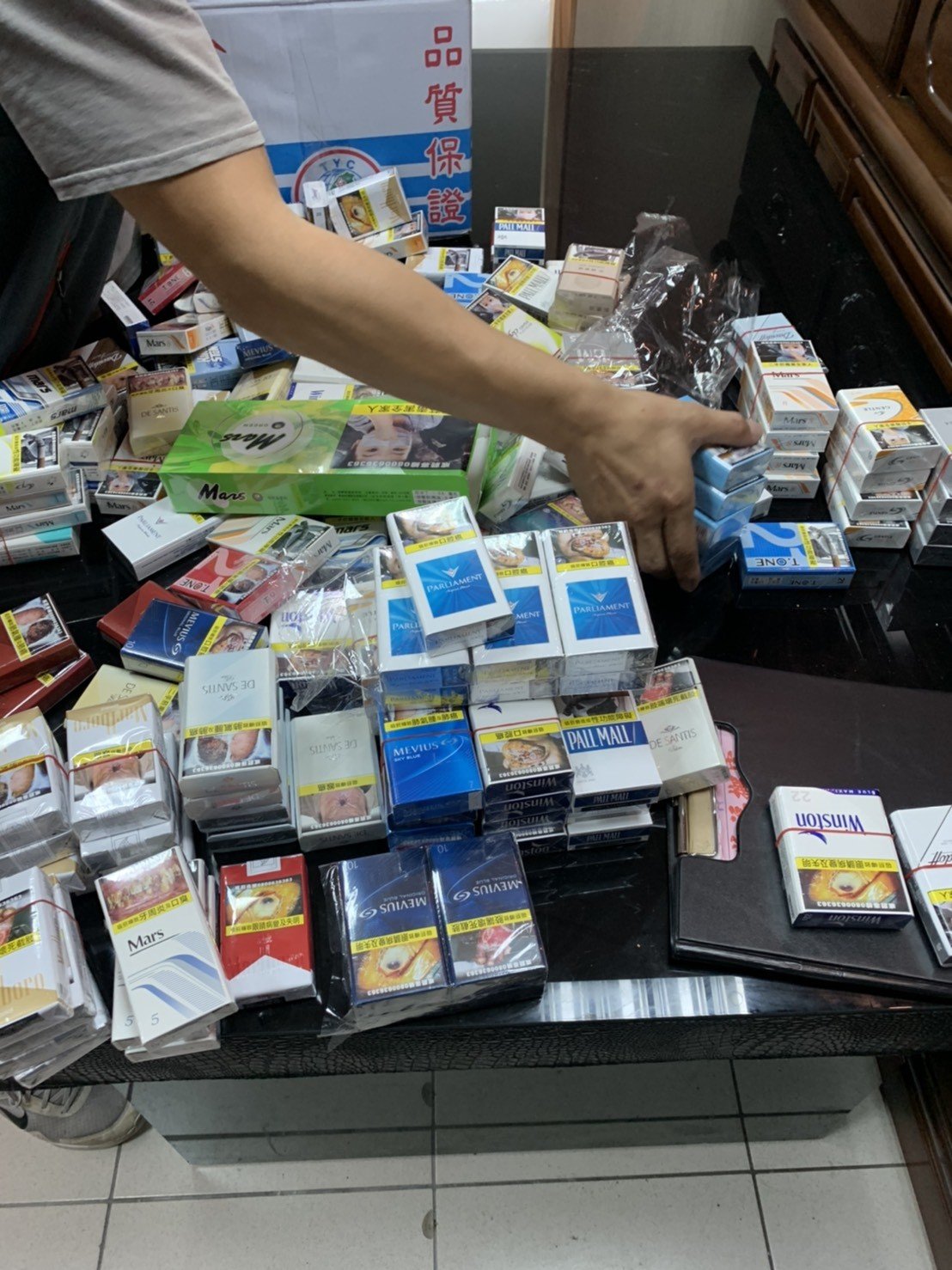 搬雜貨店【榮福搬家公司】台北搬家、新北搬家、搬家首選、搬冰箱、搬店面、搬家公司推薦:優質搬家,包裝搬運「細膩包裝、專業搬運、用心服務、以客為尊」是榮福搬家公司的宗旨與精神。店面搬遷、雜貨店搬遷,歡迎立即來電02-2651-2727專人服務。 搬雜貨店【榮福搬家公司】台北搬家、新北搬家、搬家首選、搬冰箱、搬店面、搬家公司推薦:優質搬家,包裝搬運「細膩包裝、專業搬運、用心服務、以客為尊」是榮福搬家公司的宗旨與精神。店面搬遷、雜貨店搬遷,歡迎立即來電02-2651-2727專人服務。