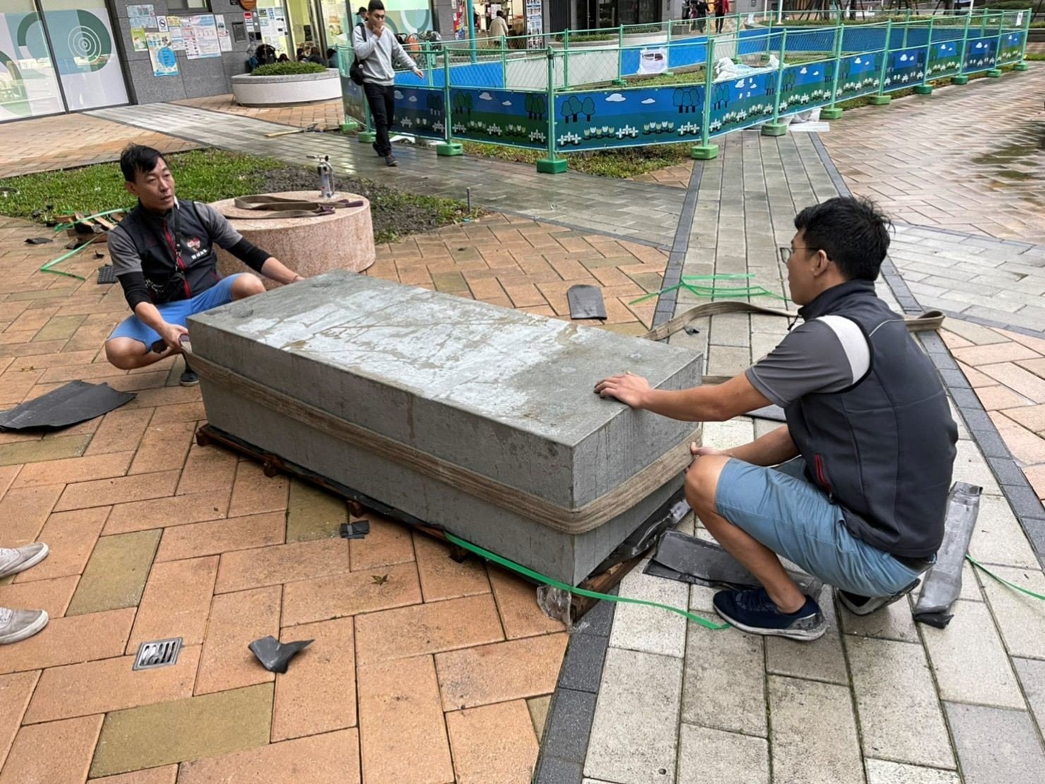重物搬運/南港搬家【榮福搬家公司】搬洗衣機、搬披薩窯、精搬金庫、搬保險櫃、精搬魚缸、跨縣搬家、搬工派遣、搬床墊、搬冰箱、搬家具、搬家首選、吊掛搬運、吊家具搬運、台北搬家公司推薦:大台北搬家、新北搬家推薦,精緻包裝搬運「細膩包裝、專業搬運、用心服務、以客為尊」是榮福搬家公司的宗旨與精神。歡迎立即來電02-2651-2727專人服務。 重物搬運/南港搬家【榮福搬家公司】搬洗衣機、搬披薩窯、精搬金庫、搬保險櫃、精搬魚缸、跨縣搬家、搬工派遣、搬床墊、搬冰箱、搬家具、搬家首選、吊掛搬運、吊家具搬運、台北搬家公司推薦:大台北搬家、新北搬家推薦,精緻包裝搬運「細膩包裝、專業搬運、用心服務、以客為尊」是榮福搬家公司的宗旨與精神。歡迎立即來電02-2651-2727專人服務。