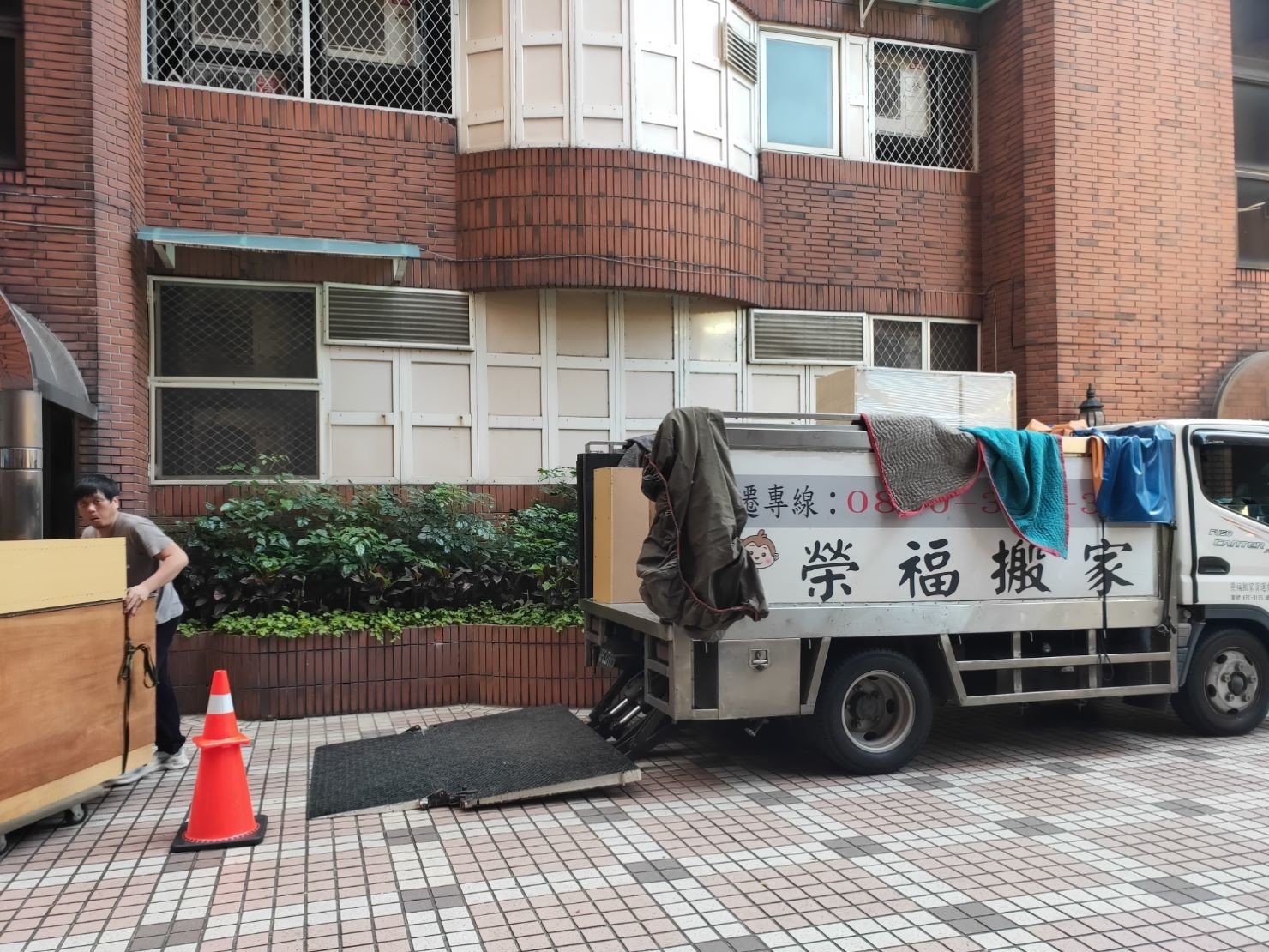 搬家常見問題、搬家公司推薦、新北搬家推薦【榮福搬家公司】南港搬家、桃園搬家公司推薦、台北搬家公司推薦、大型家具搬運、搬家具、冰箱搬運、基隆搬家、搬家電、大型家電搬運、床墊搬運、搬家車、家庭搬家、精搬鋼琴、搬鋼琴、搬工、搬運、搬家紙箱、跨縣市搬家、單件家具運送、搬家估價、搬家首選,搬家達人,針對顧客都秉持以用心實在專業搬家技巧,搬家實在用心值得您的信賴與選擇。歡迎來電咨詢02-2651-2727,榮福搬家有專員立即為您服務。 搬家常見問題、搬家公司推薦、新北搬家推薦【榮福搬家公司】南港搬家、桃園搬家公司推薦、台北搬家公司推薦、大型家具搬運、搬家具、冰箱搬運、基隆搬家、搬家電、大型家電搬運、床墊搬運、搬家車、家庭搬家、精搬鋼琴、搬鋼琴、搬工、搬運、搬家紙箱、跨縣市搬家、單件家具運送、搬家估價、搬家首選,搬家達人,針對顧客都秉持以用心實在專業搬家技巧,搬家實在用心值得您的信賴與選擇。歡迎來電咨詢02-2651-2727,榮福搬家有專員立即為您服務。