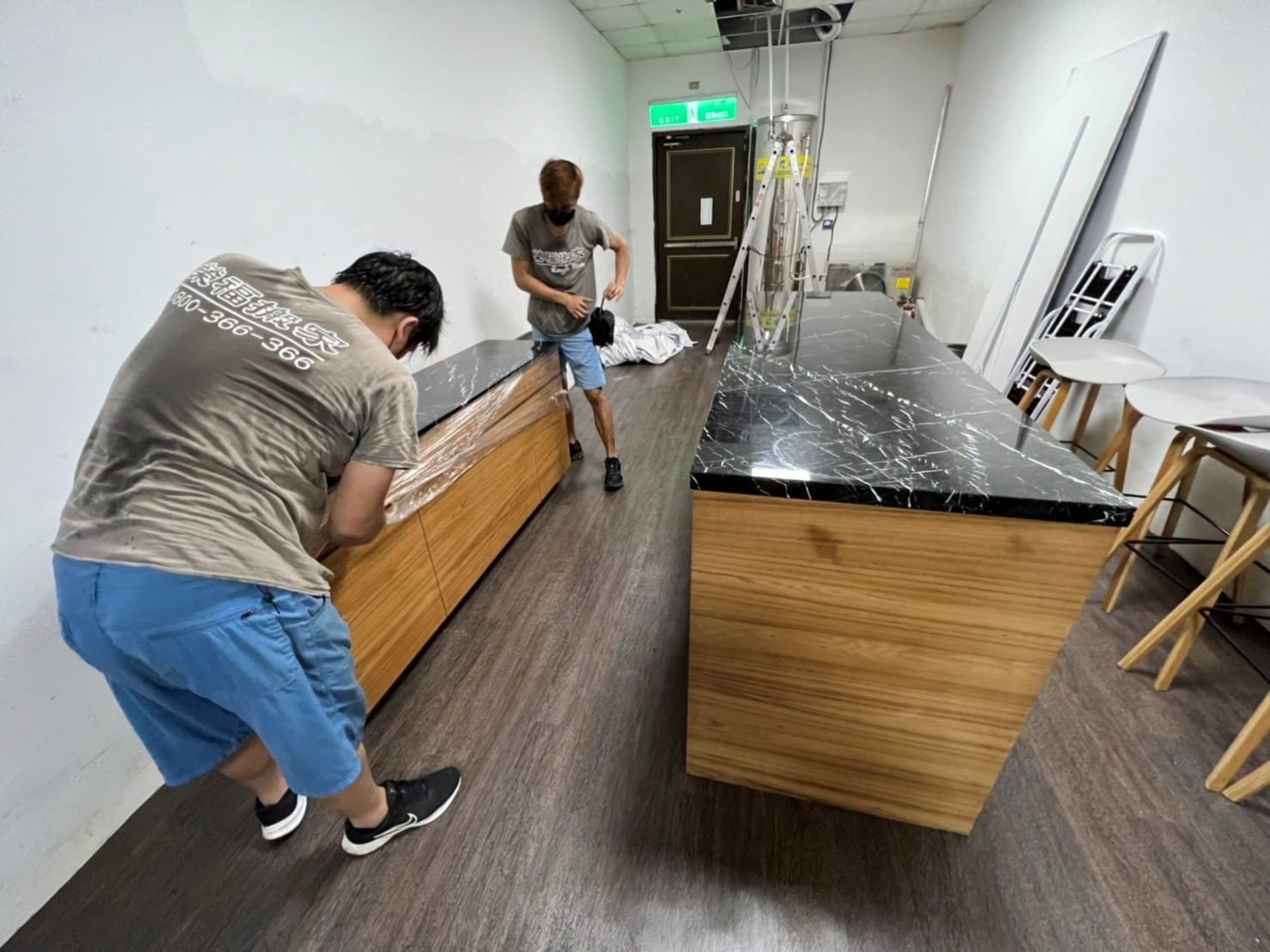 搬家公司推薦、台北搬家推薦【榮福搬家公司】南港辦公室搬遷、桃園辦公室搬遷、新北辦公室搬遷、基隆辦公室搬遷、台北辦公室搬遷、公司行號大型家具搬運、公司行號櫃台搬運、茶水間吧檯搬運、大型會議桌搬運、大型實木桌搬遷、辦公椅搬運、機櫃搬運、辦公室遷移、個人辦公室搬遷、事務所搬遷、公司行號搬遷、政府機關搬遷、學校單位搬遷、辦公室專人打包裝箱、辦公文件專人打包裝箱分類、搬家紙箱、搬鐵櫃、搬保密文件、保密文件銷毀、搬工計時、搬工服務、人力搬運,針對顧客都秉持以用心實在專業搬家技巧,搬家實在用心值得您的信賴與選擇。歡迎來電咨詢02-2651-2727,榮福搬家有專員立即為您服務。 搬家公司推薦、台北搬家推薦【榮福搬家公司】南港辦公室搬遷、桃園辦公室搬遷、新北辦公室搬遷、基隆辦公室搬遷、台北辦公室搬遷、公司行號大型家具搬運、公司行號櫃台搬運、茶水間吧檯搬運、大型會議桌搬運、大型實木桌搬遷、辦公椅搬運、機櫃搬運、辦公室遷移、個人辦公室搬遷、事務所搬遷、公司行號搬遷、政府機關搬遷、學校單位搬遷、辦公室專人打包裝箱、辦公文件專人打包裝箱分類、搬家紙箱、搬鐵櫃、搬保密文件、保密文件銷毀、搬工計時、搬工服務、人力搬運,針對顧客都秉持以用心實在專業搬家技巧,搬家實在用心值得您的信賴與選擇。歡迎來電咨詢02-2651-2727,榮福搬家有專員立即為您服務。