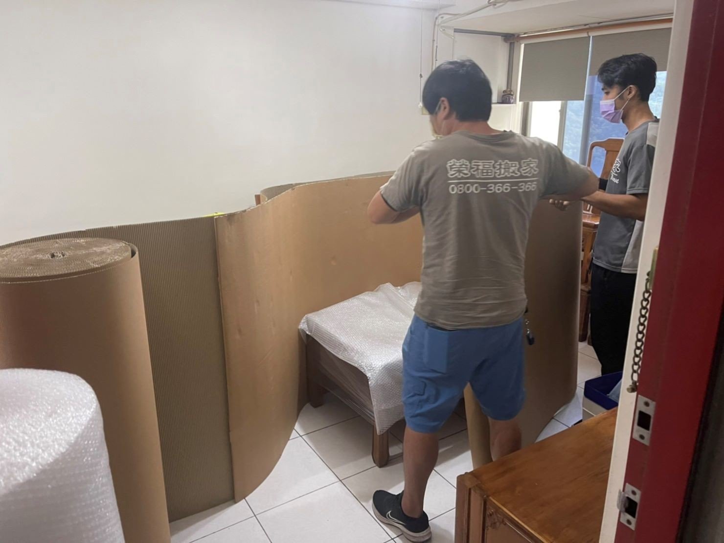 倉儲暫放精緻包裝、搬家公司推薦、新北搬家公司推薦【榮福搬家公司】基隆倉儲搬運搬家、南港倉儲搬運搬家、桃園倉儲搬運、台北倉儲搬運搬家、新北倉儲搬運搬家、板橋倉儲搬運搬家,【倉儲暫放唯一指定搬家公司】住家裝修倉儲暫放、精緻搬家、精緻包裝、倉儲暫放家具防護包裝防潮濕防蟲蛀、廚房家電倉儲包裝、紅木桌椅防潮防蟲倉儲暫放、搬家首選,大型家具搬運、台北搬家公司推薦:大台北搬家,精緻包裝搬運「細膩包裝、專業搬運、用心服務、以客為尊」是榮福搬家公司的宗旨與精神。歡迎立即來電02-2651-2727專人服務。 倉儲暫放精緻包裝、搬家公司推薦、新北搬家公司推薦【榮福搬家公司】基隆倉儲搬運搬家、南港倉儲搬運搬家、桃園倉儲搬運、台北倉儲搬運搬家、新北倉儲搬運搬家、板橋倉儲搬運搬家,【倉儲暫放唯一指定搬家公司】住家裝修倉儲暫放、精緻搬家、精緻包裝、倉儲暫放家具防護包裝防潮濕防蟲蛀、廚房家電倉儲包裝、紅木桌椅防潮防蟲倉儲暫放、搬家首選,大型家具搬運、台北搬家公司推薦:大台北搬家,精緻包裝搬運「細膩包裝、專業搬運、用心服務、以客為尊」是榮福搬家公司的宗旨與精神。歡迎立即來電02-2651-2727專人服務。