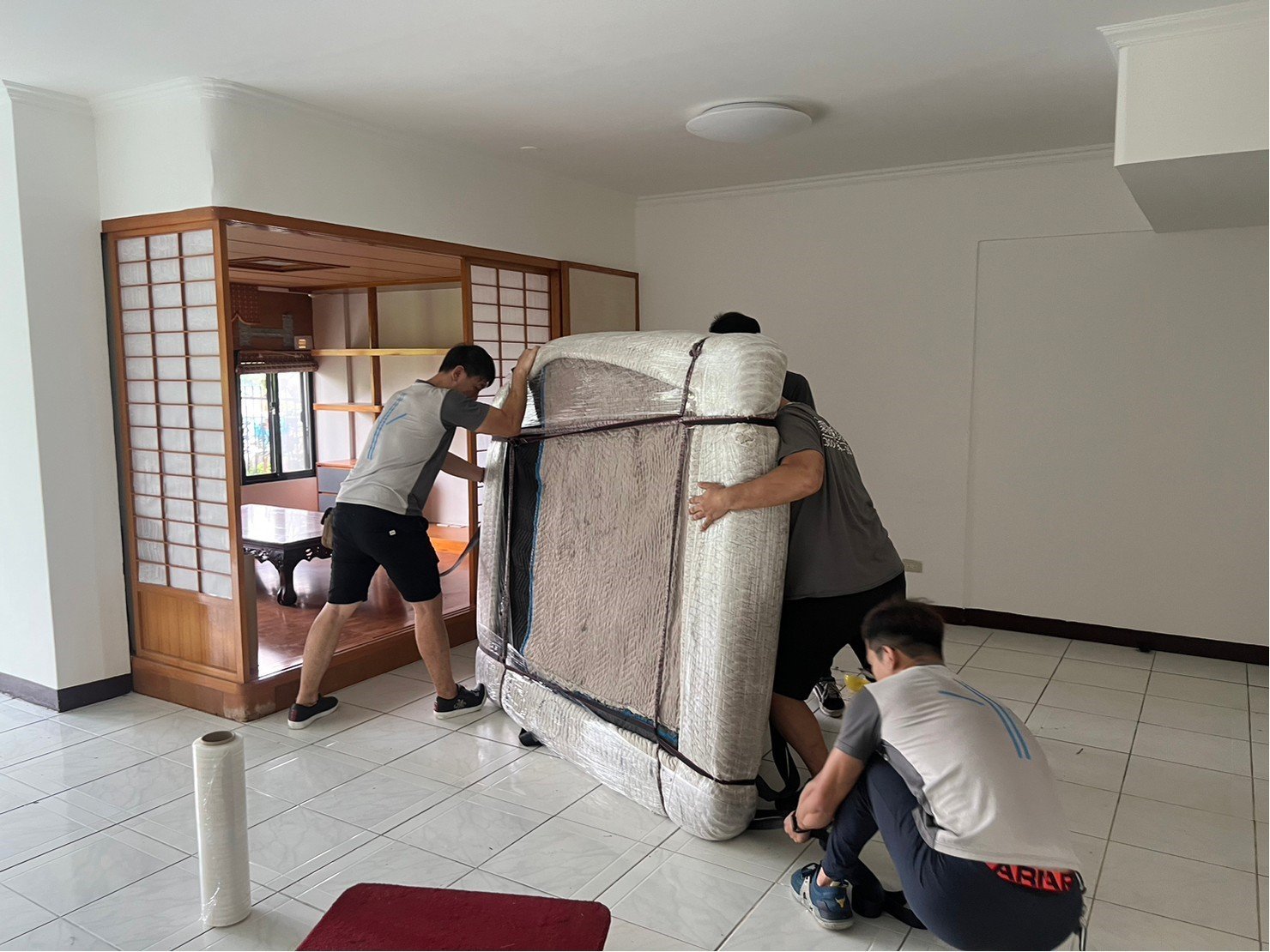 特殊搬運、搬重物【榮福搬家公司】單一家具搬運、原木桌、原木樹根茶桌、原木泡茶桌、實木桌、實木泡茶桌、專業搬運、進口原木餐桌、500公斤原木桌搬運、跨縣市搬家、搬工計時、人力搬運、搬家首選、吊掛搬運、特殊重物搬運、專搬重物、搬重物技巧、新北搬家公司推薦、搬家車、搬家公司、基隆搬家、南港搬家、桃園搬家公司推薦、台北搬家公司推薦:大台北搬家,精緻包裝搬運「細膩包裝、專業搬運、用心服務、以客為尊」是榮福搬家公司的宗旨與精神。歡迎立即來電02-2651-2727專人服務。 特殊搬運、搬重物【榮福搬家公司】單一家具搬運、原木桌、原木樹根茶桌、原木泡茶桌、實木桌、實木泡茶桌、專業搬運、進口原木餐桌、500公斤原木桌搬運、跨縣市搬家、搬工計時、人力搬運、搬家首選、吊掛搬運、特殊重物搬運、專搬重物、搬重物技巧、新北搬家公司推薦、搬家車、搬家公司、基隆搬家、南港搬家、桃園搬家公司推薦、台北搬家公司推薦:大台北搬家,精緻包裝搬運「細膩包裝、專業搬運、用心服務、以客為尊」是榮福搬家公司的宗旨與精神。歡迎立即來電02-2651-2727專人服務。