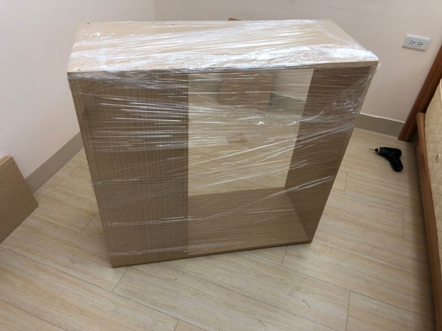 台北搬家公司推薦【榮福搬家公司】值得您來選擇:木製格子櫃以膠膜來做包裝作業,可防塵、防潮、防磨損。 台北搬家公司推薦【榮福搬家公司】值得您來選擇:木製格子櫃以膠膜來做包裝作業,可防塵、防潮、防磨損。