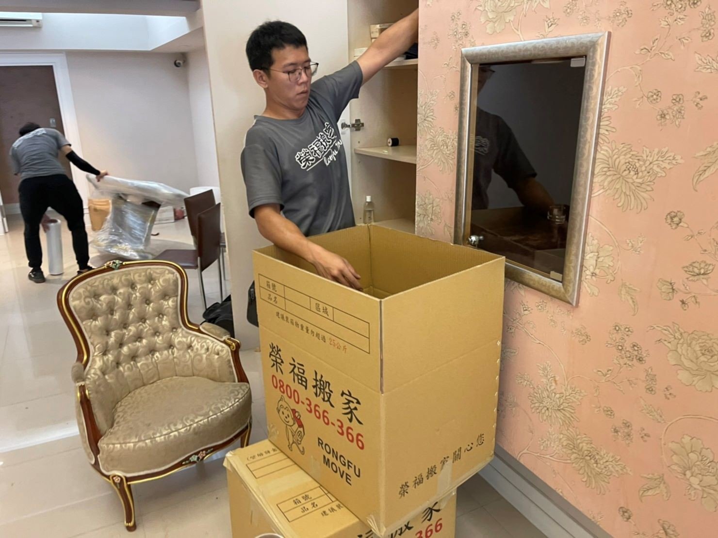 專搬重物、搬家公司推薦、新北搬家公司推薦【榮福搬家公司】基隆搬家、南港搬家、桃園搬家公司推薦、家庭搬家、精緻搬家、精緻包裝、打包裝箱、跨縣市搬家、搬工計時、人工搬運、床墊搬運、冰箱搬運、搬家具、搬家首選、吊掛搬運、吊家具搬運、搬家紙箱、氣泡捲、膠膜、黃色透明膠帶、大型家具搬運、搬木製家具、搬大理石桌、台北搬家公司推薦:大台北搬家,精緻包裝搬運「細膩包裝、專業搬運、用心服務、以客為尊」是榮福搬家公司的宗旨與精神。歡迎立即來電02-2651-2727專人服務。 專搬重物、搬家公司推薦、新北搬家公司推薦【榮福搬家公司】基隆搬家、南港搬家、桃園搬家公司推薦、家庭搬家、精緻搬家、精緻包裝、打包裝箱、跨縣市搬家、搬工計時、人工搬運、床墊搬運、冰箱搬運、搬家具、搬家首選、吊掛搬運、吊家具搬運、搬家紙箱、氣泡捲、膠膜、黃色透明膠帶、大型家具搬運、搬木製家具、搬大理石桌、台北搬家公司推薦:大台北搬家,精緻包裝搬運「細膩包裝、專業搬運、用心服務、以客為尊」是榮福搬家公司的宗旨與精神。歡迎立即來電02-2651-2727專人服務。
