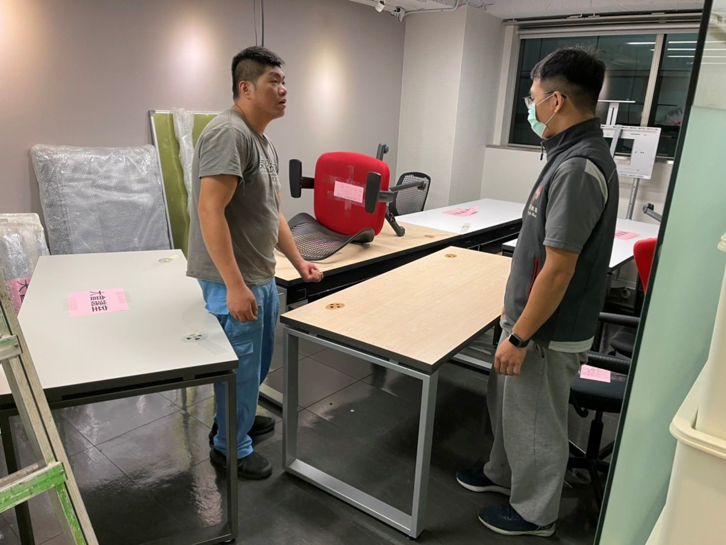 搬家公司推薦、台北搬家推薦【榮福搬家公司】南港搬家、桃園搬家公司推薦、新北搬家公司推薦、企業搬運服務、搬公司行號、廠房遷移、屏風拆裝、公司行號搬遷、政府機關搬遷、百貨專櫃遷移、學校單位搬遷、雜貨店搬遷、精緻包裝、家庭搬家、搬鋼琴、搬工、搬家公司紙箱、黃色膠帶、搬家估價、基隆搬家、家具拆裝、搬家具,針對顧客都秉持以用心實在專業搬家技巧,搬家實在用心值得您的信賴與選擇。歡迎來電咨詢02-2651-2727,榮福搬家有專員立即為您服務。 搬家公司推薦、台北搬家推薦【榮福搬家公司】南港搬家、桃園搬家公司推薦、新北搬家公司推薦、企業搬運服務、搬公司行號、廠房遷移、屏風拆裝、公司行號搬遷、政府機關搬遷、百貨專櫃遷移、學校單位搬遷、雜貨店搬遷、精緻包裝、家庭搬家、搬鋼琴、搬工、搬家公司紙箱、黃色膠帶、搬家估價、基隆搬家、家具拆裝、搬家具,針對顧客都秉持以用心實在專業搬家技巧,搬家實在用心值得您的信賴與選擇。歡迎來電咨詢02-2651-2727,榮福搬家有專員立即為您服務。