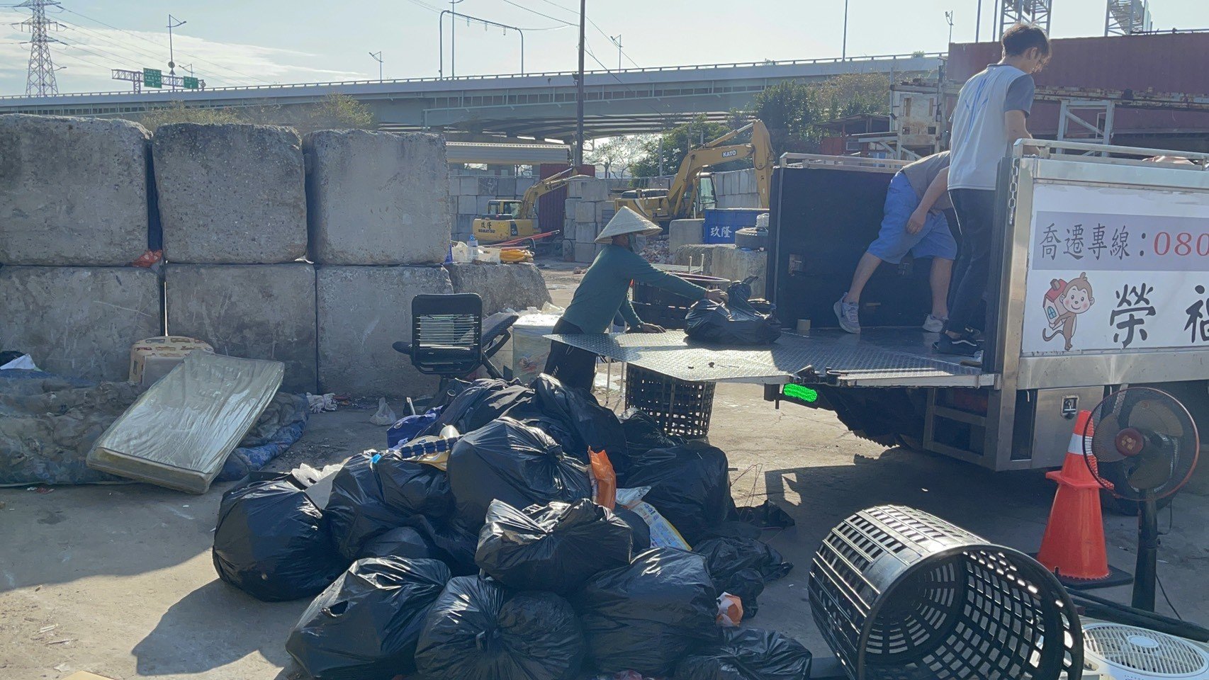 新北市垃圾清運、台北垃圾清運、不要的家具怎麼辦、搬家公司推薦、新北搬家推薦【榮福搬家公司】南港搬家、桃園搬家公司推薦、桃園大型垃圾、台北搬家公司推薦、搬垃圾處理、家庭廢棄物清運、廢棄物處理、搬運廢棄物、家具垃圾處理、清運、搬家具、冰箱搬運、基隆搬家、大型家電回收清運、床墊搬運、搬衣櫃、大型家具丟棄、搬公司行號、家庭垃圾清運公司、清垃圾、廢棄家具處理、廢棄家具清運、搬家車,針對顧客都秉持以用心實在專業搬家技巧,搬家實在用心值得您的信賴與選擇。歡迎來電咨詢02-2651-2727,榮福搬家有專員立即為您服務。 新北市垃圾清運、台北垃圾清運、不要的家具怎麼辦、搬家公司推薦、新北搬家推薦【榮福搬家公司】南港搬家、桃園搬家公司推薦、桃園大型垃圾、台北搬家公司推薦、搬垃圾處理、家庭廢棄物清運、廢棄物處理、搬運廢棄物、家具垃圾處理、清運、搬家具、冰箱搬運、基隆搬家、大型家電回收清運、床墊搬運、搬衣櫃、大型家具丟棄、搬公司行號、家庭垃圾清運公司、清垃圾、廢棄家具處理、廢棄家具清運、搬家車,針對顧客都秉持以用心實在專業搬家技巧,搬家實在用心值得您的信賴與選擇。歡迎來電咨詢02-2651-2727,榮福搬家有專員立即為您服務。