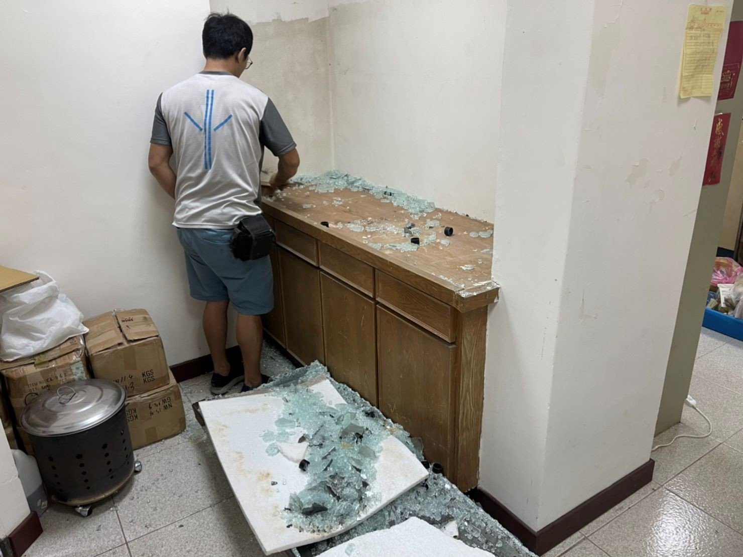 大型魚缸搬運、搬重物【榮福搬家公司】石墩搬運、魚缸廢棄處理、廢棄魚缸清運、搬石頭桌、搬洗衣機、搬披薩窯、精搬金庫、搬保險櫃、精搬魚缸、精搬鋼琴、跨縣市搬家、搬工派遣、搬運、搬床墊、搬冰箱、搬家具、搬家首選、吊掛搬運、吊家具搬運、特殊重物搬運、專搬重物、新北搬家推薦、搬家公司、基隆搬家、南港搬家、桃園搬家公司、台北搬家公司推薦:大台北搬家,精緻包裝搬運「細膩包裝、專業搬運、用心服務、以客為尊」是榮福搬家公司的宗旨與精神。歡迎立即來電02-2651-2727專人服務。 大型魚缸搬運、搬重物【榮福搬家公司】石墩搬運、魚缸廢棄處理、廢棄魚缸清運、搬石頭桌、搬洗衣機、搬披薩窯、精搬金庫、搬保險櫃、精搬魚缸、精搬鋼琴、跨縣市搬家、搬工派遣、搬運、搬床墊、搬冰箱、搬家具、搬家首選、吊掛搬運、吊家具搬運、特殊重物搬運、專搬重物、新北搬家推薦、搬家公司、基隆搬家、南港搬家、桃園搬家公司、台北搬家公司推薦:大台北搬家,精緻包裝搬運「細膩包裝、專業搬運、用心服務、以客為尊」是榮福搬家公司的宗旨與精神。歡迎立即來電02-2651-2727專人服務。