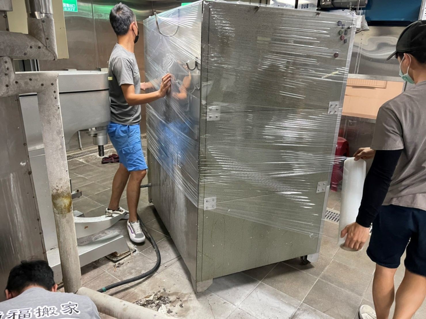 店面搬遷、搬家公司推薦、台北搬家推薦【榮福搬家公司】搬生財器具、搬冷凍櫃、搬冷藏冰箱、大型爐台搬運、搬窯烤爐、搬營業用蒸烤箱、南港搬家、桃園搬家公司推薦、新北搬家公司推薦、百貨公司進撤櫃、專櫃進撤櫃、企業搬運服務、搬公司行號、廠房遷移、搬精密儀器、公司行號搬遷、政府機關搬遷、百貨專櫃遷移、學校單位搬遷、大型設備搬遷、搬大型廚房設備、中央廚房搬遷、搬營業用冰箱、搬營業用製冰機、三層營業用烤箱搬運、搬工作檯冰箱、搬工計時、搬工服務、人力搬運,針對顧客都秉持以用心實在專業搬家技巧,搬家實在用心值得您的信賴與選擇。歡迎來電咨詢02-2651-2727,榮福搬家有專員立即為您服務。 店面搬遷、搬家公司推薦、台北搬家推薦【榮福搬家公司】搬生財器具、搬冷凍櫃、搬冷藏冰箱、大型爐台搬運、搬窯烤爐、搬營業用蒸烤箱、南港搬家、桃園搬家公司推薦、新北搬家公司推薦、百貨公司進撤櫃、專櫃進撤櫃、企業搬運服務、搬公司行號、廠房遷移、搬精密儀器、公司行號搬遷、政府機關搬遷、百貨專櫃遷移、學校單位搬遷、大型設備搬遷、搬大型廚房設備、中央廚房搬遷、搬營業用冰箱、搬營業用製冰機、三層營業用烤箱搬運、搬工作檯冰箱、搬工計時、搬工服務、人力搬運,針對顧客都秉持以用心實在專業搬家技巧,搬家實在用心值得您的信賴與選擇。歡迎來電咨詢02-2651-2727,榮福搬家有專員立即為您服務。