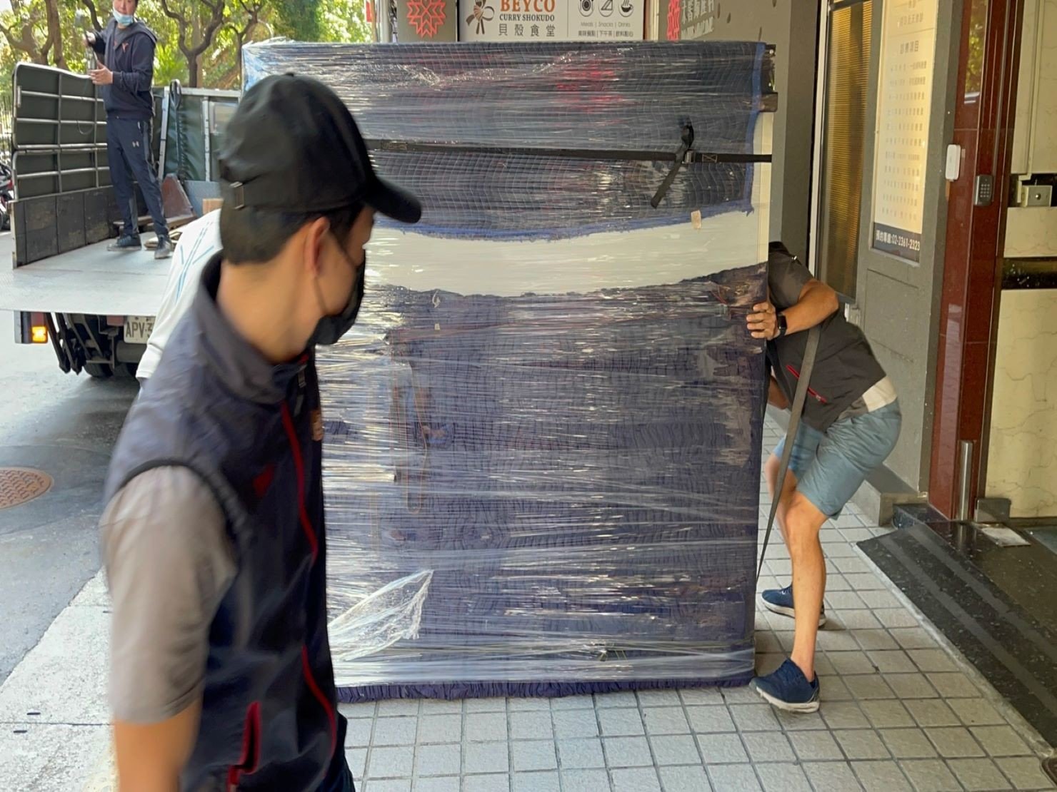 搬重物、重物搬運【榮福搬家公司】石墩搬運、搬石椅、搬石頭桌、搬洗衣機、搬披薩窯、精搬金庫、搬保險櫃、精搬魚缸、精搬鋼琴、跨縣搬家、搬工派遣、搬運、床墊搬運、冰箱搬運、搬營業用冰箱、鋼琴搬運、超低溫冷凍櫃搬運、滾筒洗衣機搬運、搬醫療床、搬電動床、搬家具、搬家首選、吊掛搬運、吊家具搬運、特殊重物搬運、專搬重物、重物搬運器、單一重物搬運、新北搬家推薦、搬家公司、基隆搬家、南港搬家、桃園搬家公司、台北搬家公司推薦:大台北搬家,精緻包裝搬運「細膩包裝、專業搬運、用心服務、以客為尊」是榮福搬家公司的宗旨與精神。歡迎立即來電02-2651-2727專人服務。 搬重物、重物搬運【榮福搬家公司】石墩搬運、搬石椅、搬石頭桌、搬洗衣機、搬披薩窯、精搬金庫、搬保險櫃、精搬魚缸、精搬鋼琴、跨縣搬家、搬工派遣、搬運、床墊搬運、冰箱搬運、搬營業用冰箱、鋼琴搬運、超低溫冷凍櫃搬運、滾筒洗衣機搬運、搬醫療床、搬電動床、搬家具、搬家首選、吊掛搬運、吊家具搬運、特殊重物搬運、專搬重物、重物搬運器、單一重物搬運、新北搬家推薦、搬家公司、基隆搬家、南港搬家、桃園搬家公司、台北搬家公司推薦:大台北搬家,精緻包裝搬運「細膩包裝、專業搬運、用心服務、以客為尊」是榮福搬家公司的宗旨與精神。歡迎立即來電02-2651-2727專人服務。